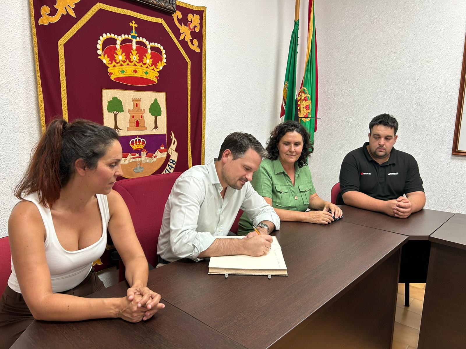 El consejero de Presidencia, Interior y Diálogo Social, Abel Bautista, firma