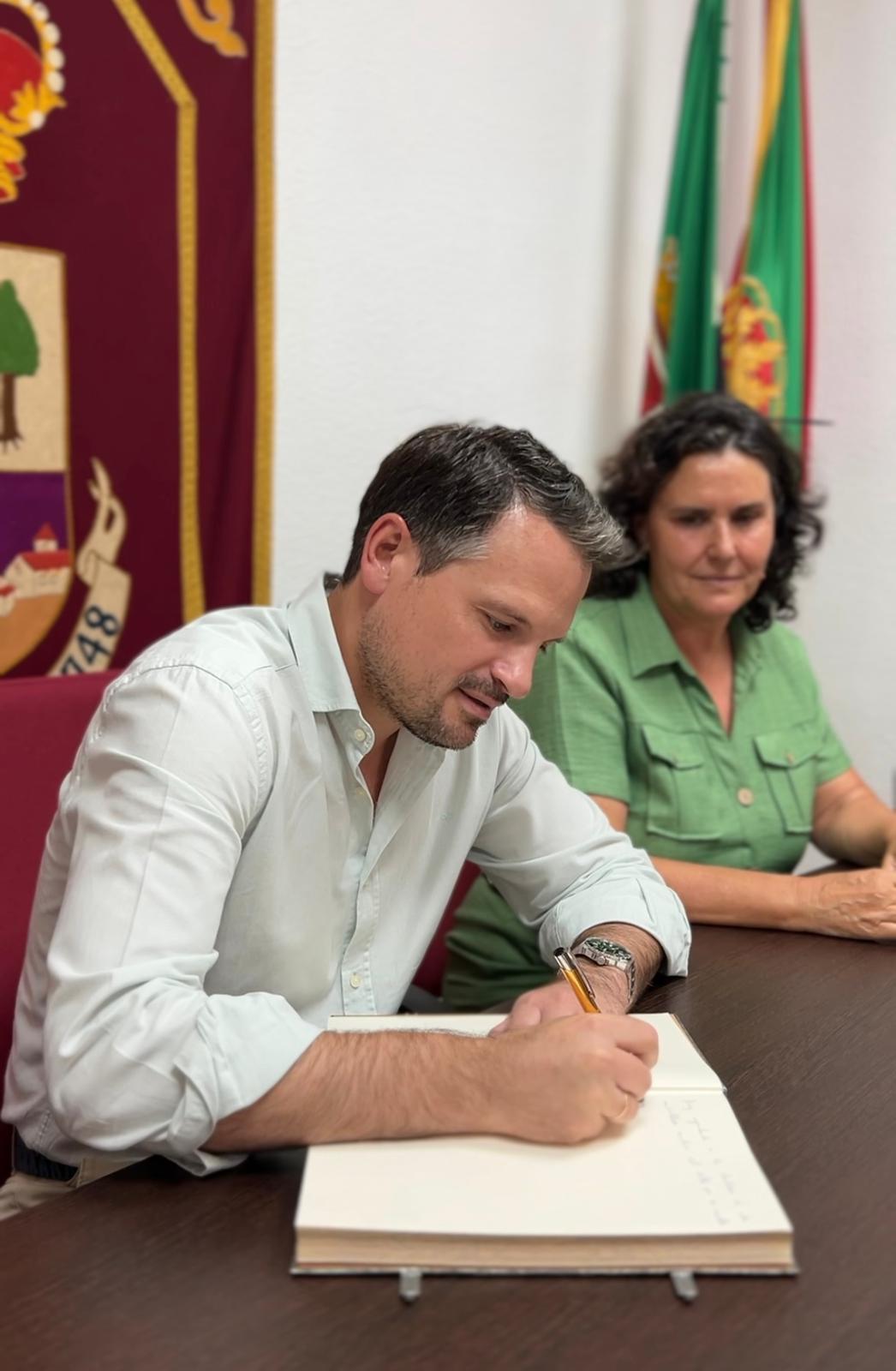 El consejero de Presidencia, Interior y Diálogo Social, Abel Bautista, firma un documento. 