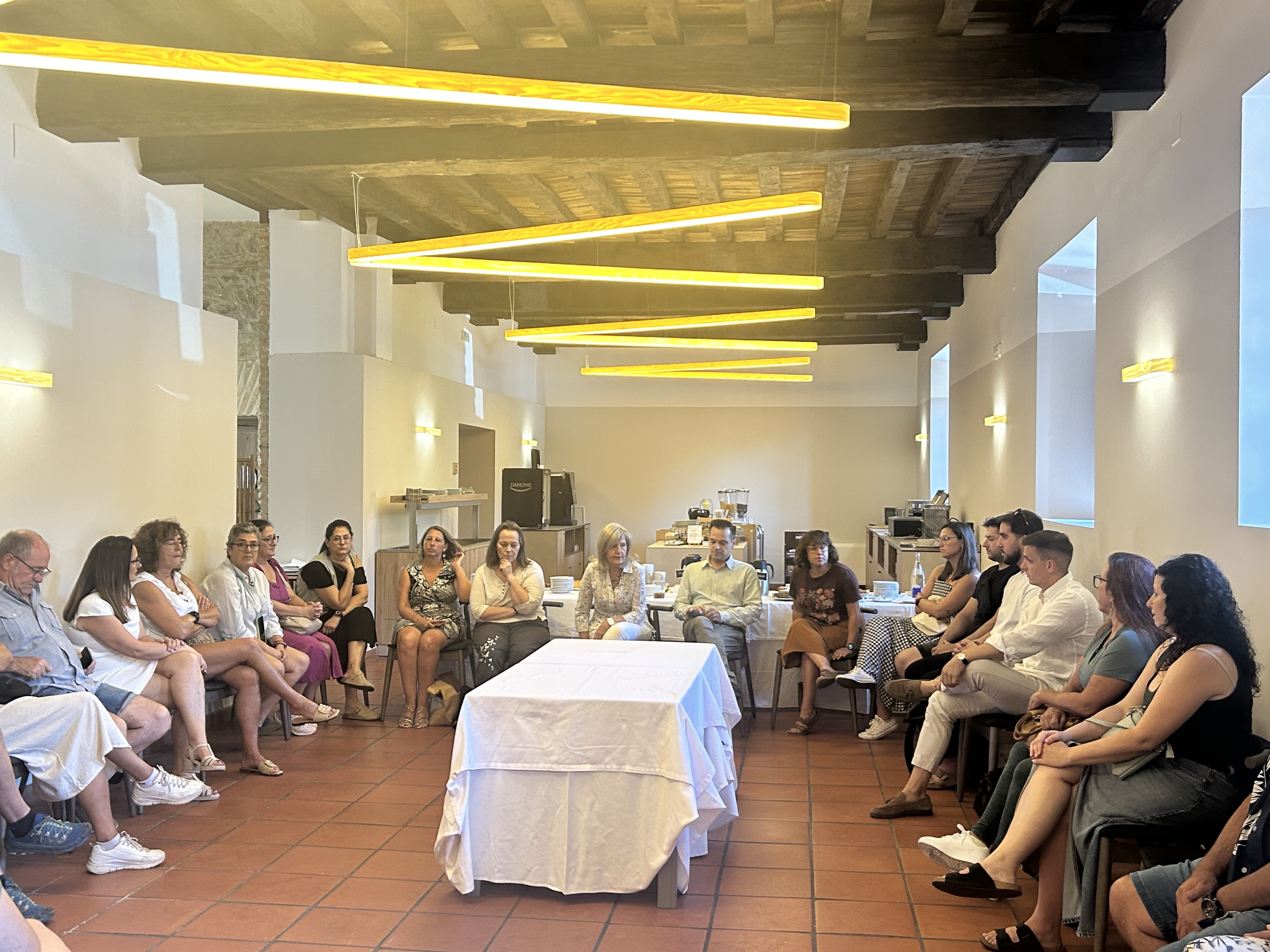 Imagen del artículo Victoria Bazaga visita Hervás para reunirse con empresarios turísticos y mostrar el respaldo de la Junta a las zonas afectadas por los incendios