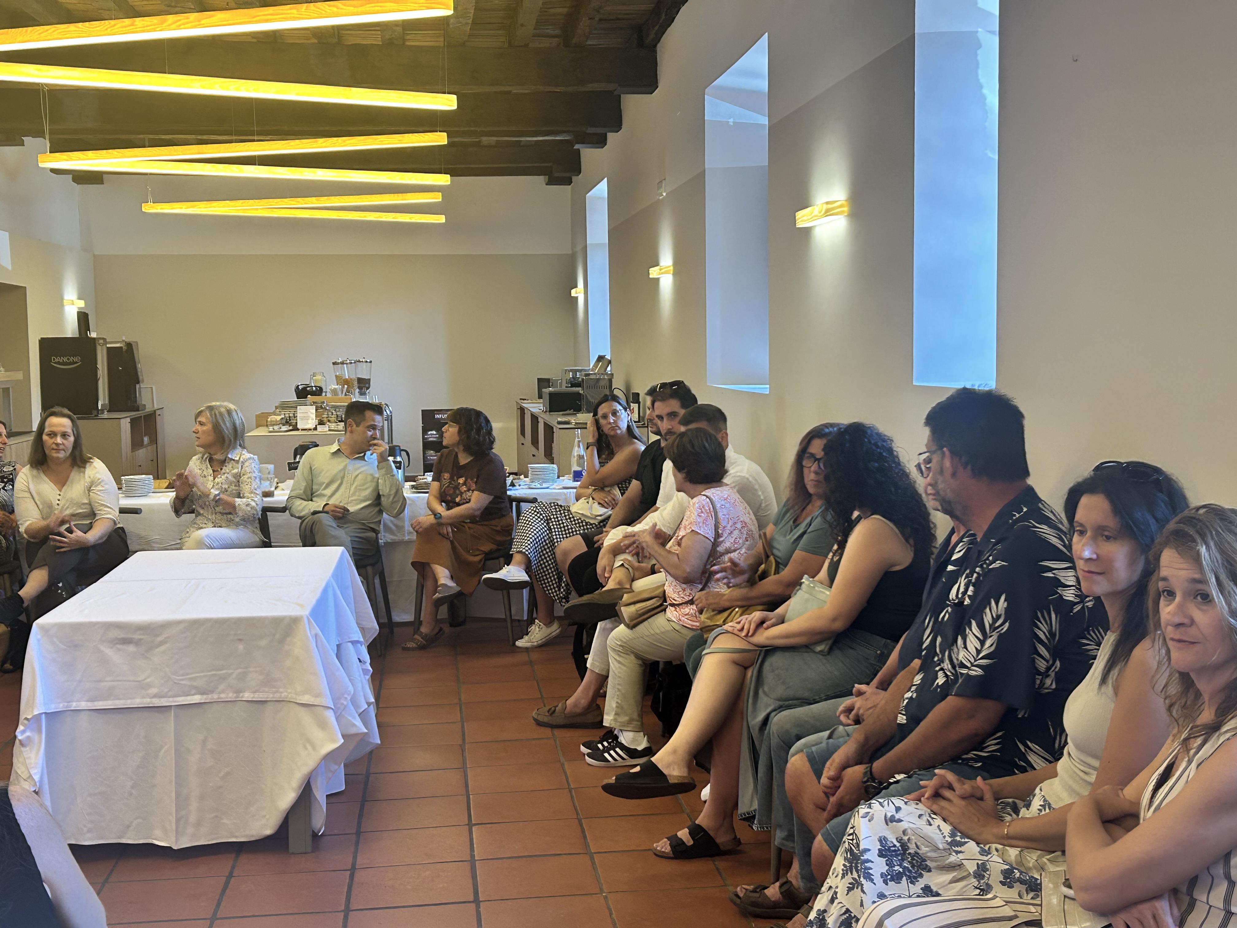 Image 1 of article Victoria Bazaga visita Hervás para reunirse con empresarios turísticos y mostrar el respaldo de la Junta a las zonas afectadas por los incendios