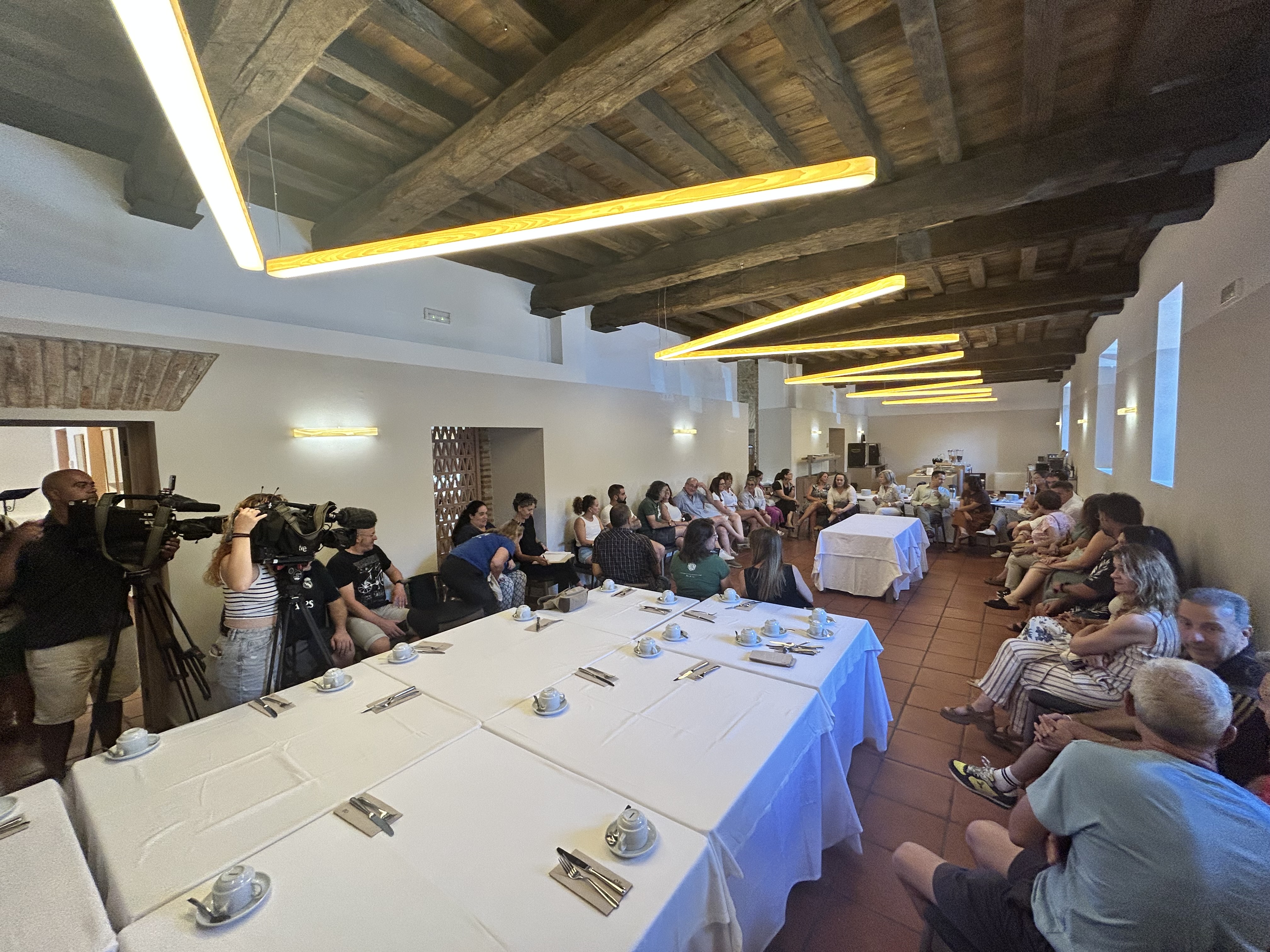 Image 2 of article Victoria Bazaga visita Hervás para reunirse con empresarios turísticos y mostrar el respaldo de la Junta a las zonas afectadas por los incendios