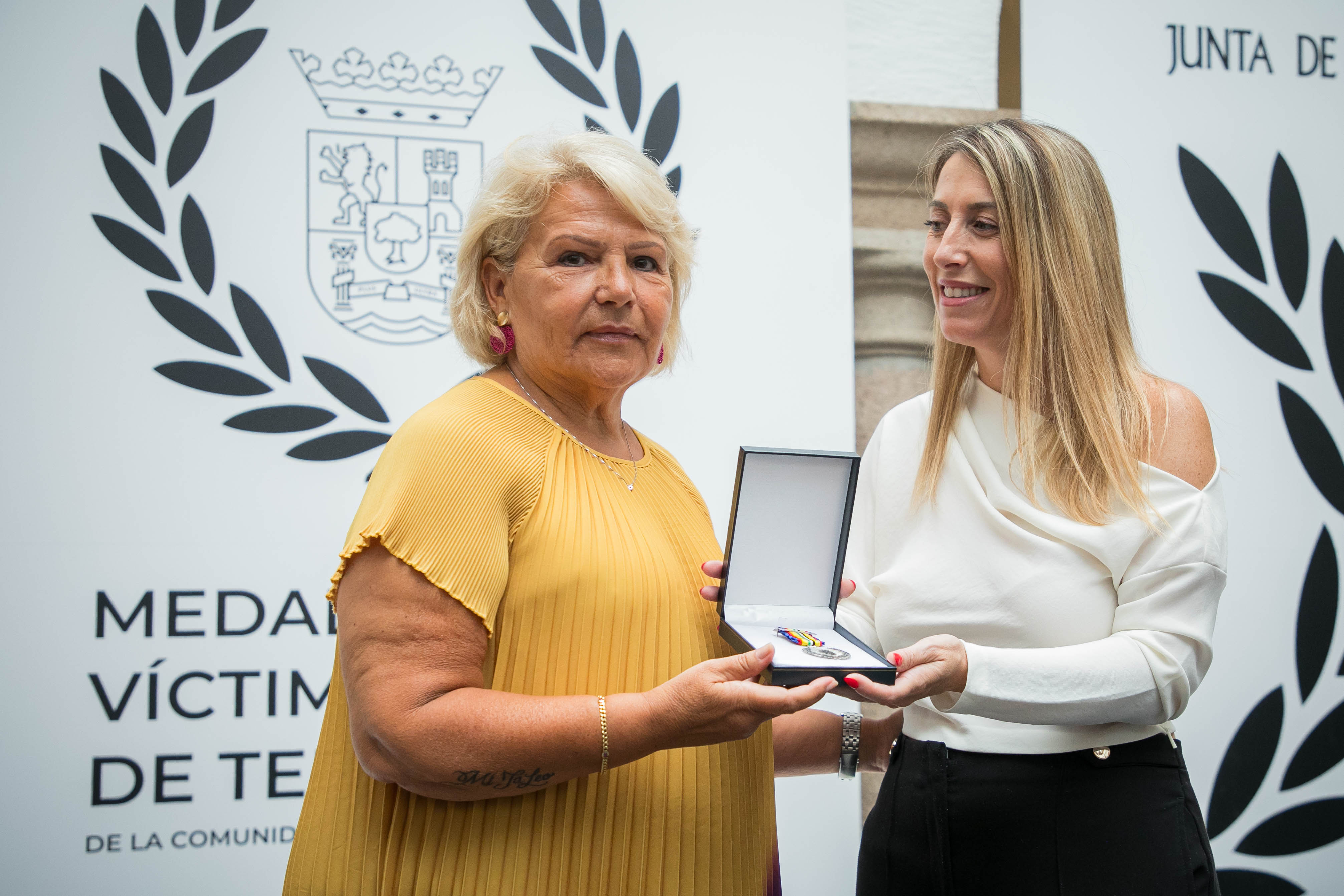 Dándole una medalla