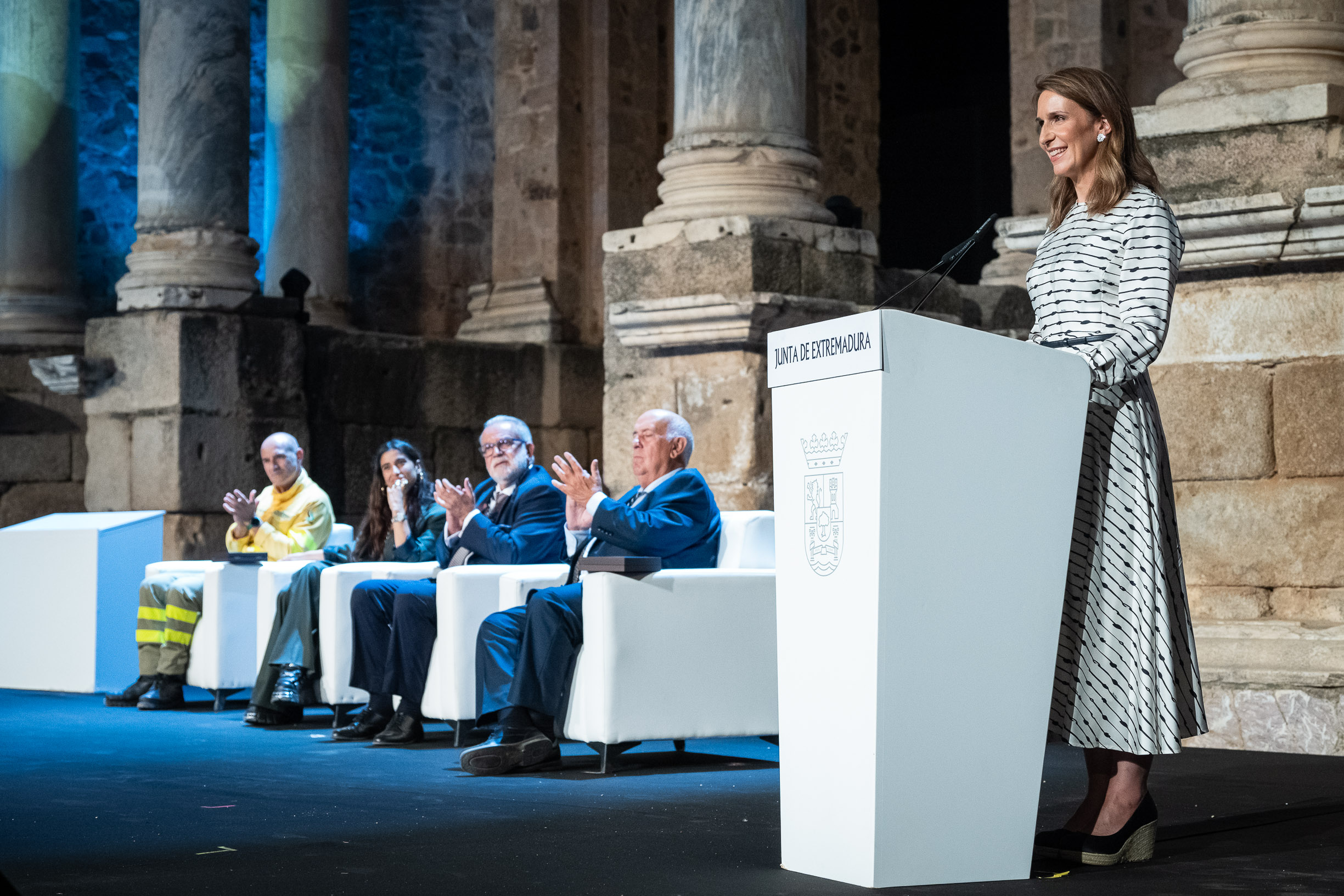 Otra intervención con los premiados de fondo
