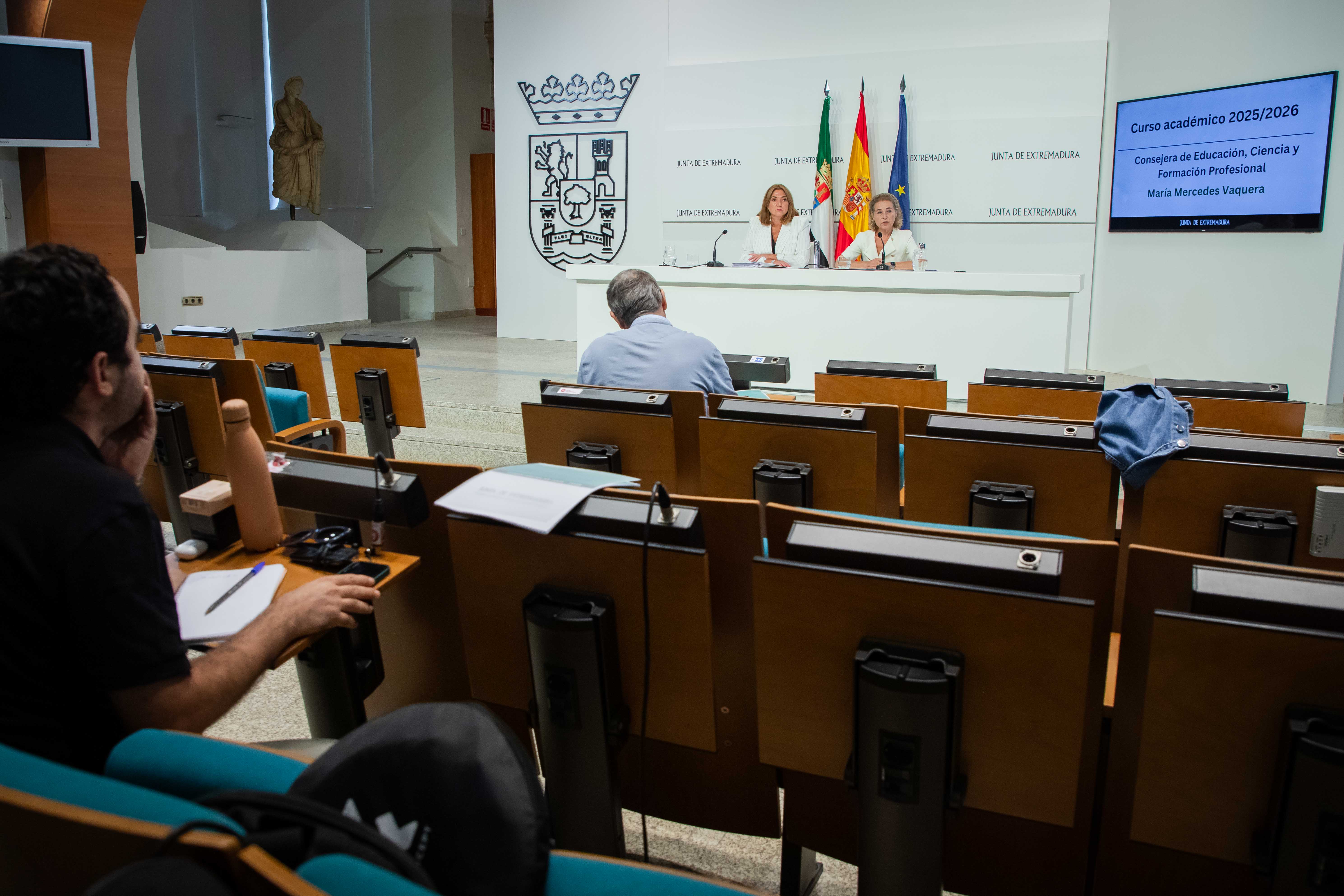La consejera de Educación, Ciencia y Formación Profesional, María Mercedes Vaquera, durante la rueda de prensa acompañada por la secretaria general de Educación, María del Pilar Pérez.