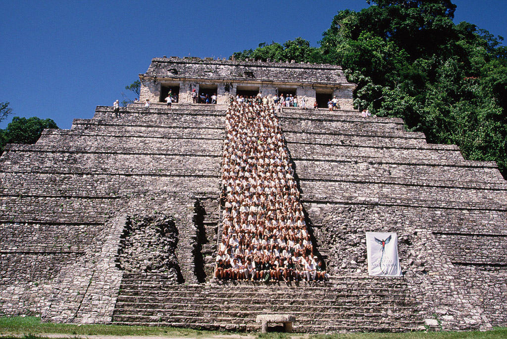 Jóvenes en una de las pirámides