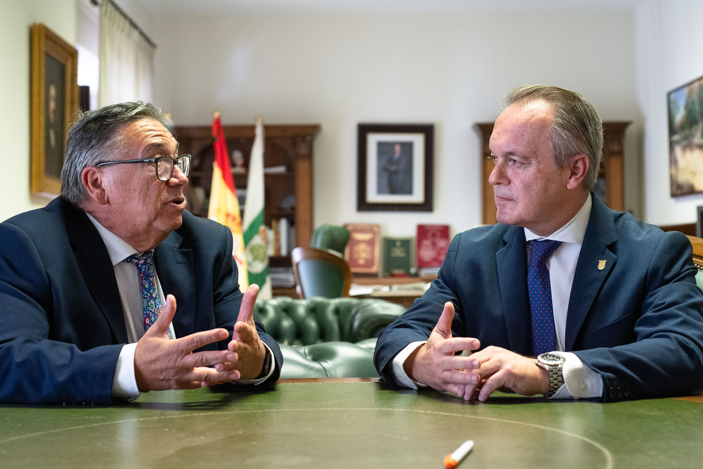 El consejero de Infraestructuras, Tranporte y Vivienda, Manuel Martín Castizo, junto al alcalde de Almendralejo. 