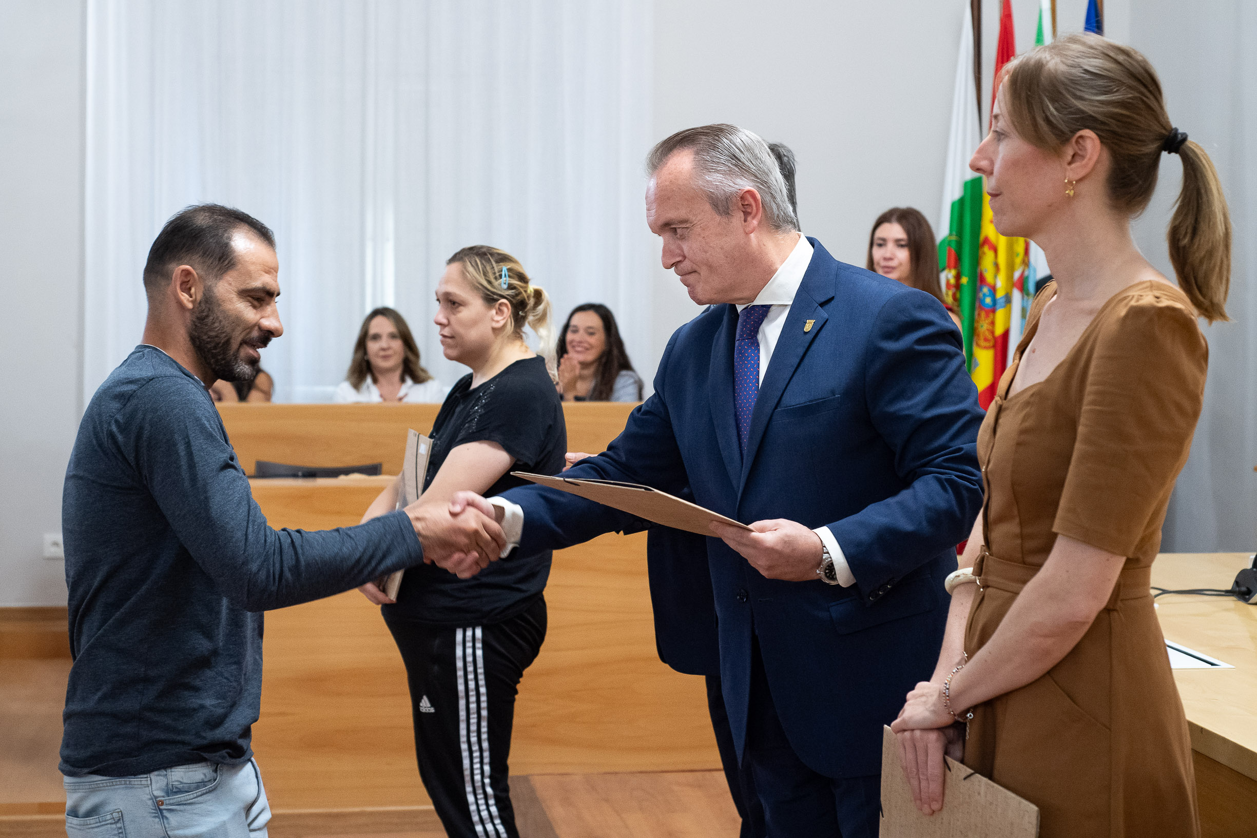 El consejero de Infraestructuras, Tranporte y Vivienda, Manuel Martín Castizo, entrega llaves.