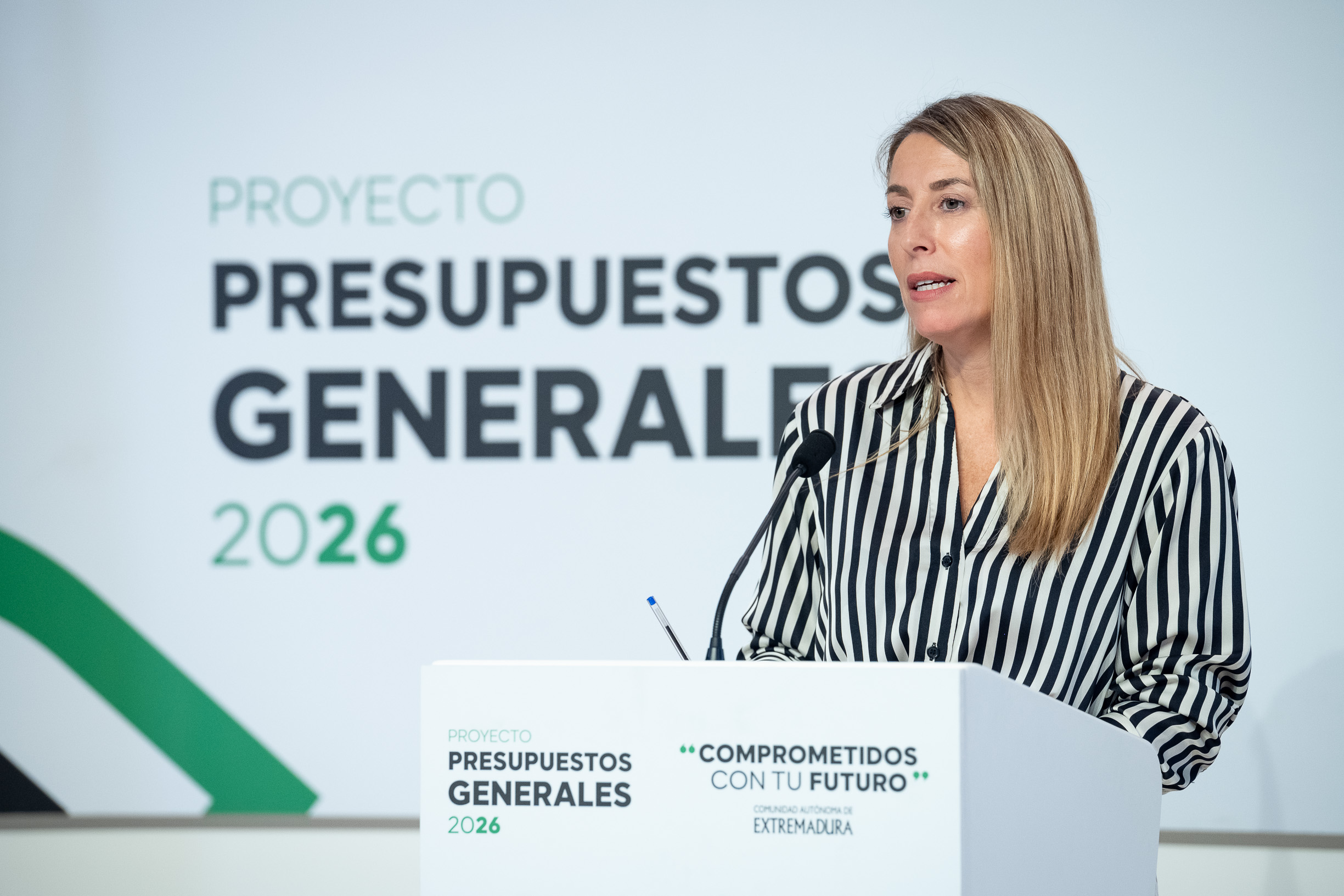 La presidenta de la Junta de Extremadura, María Guardiola, durante la rueda de prensa.