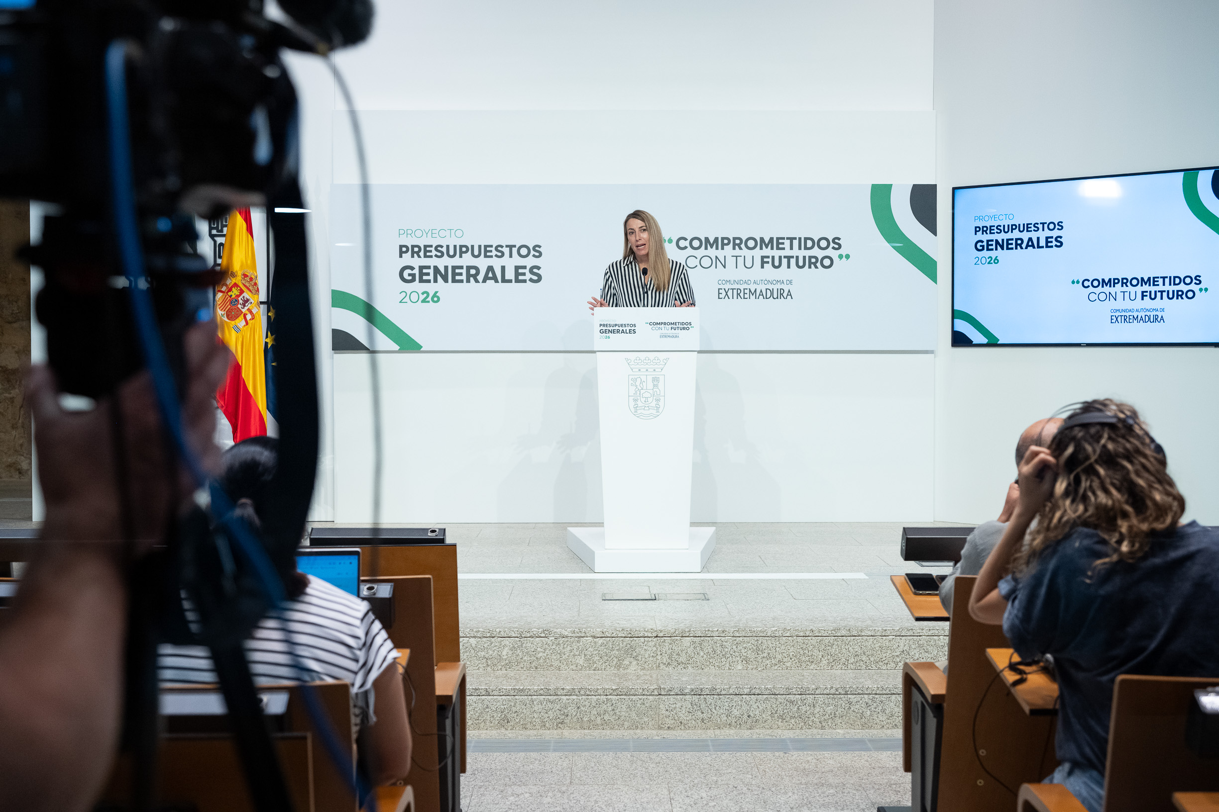 La presidenta de la Junta de Extremadura, María Guardiola, durante la rueda de prensa.