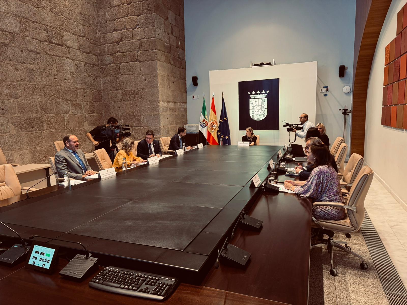 Foto de La Junta de Extremadura invertirá casi un millón de euros para impulsar dos polígonos industriales en Cáceres y Don Benito