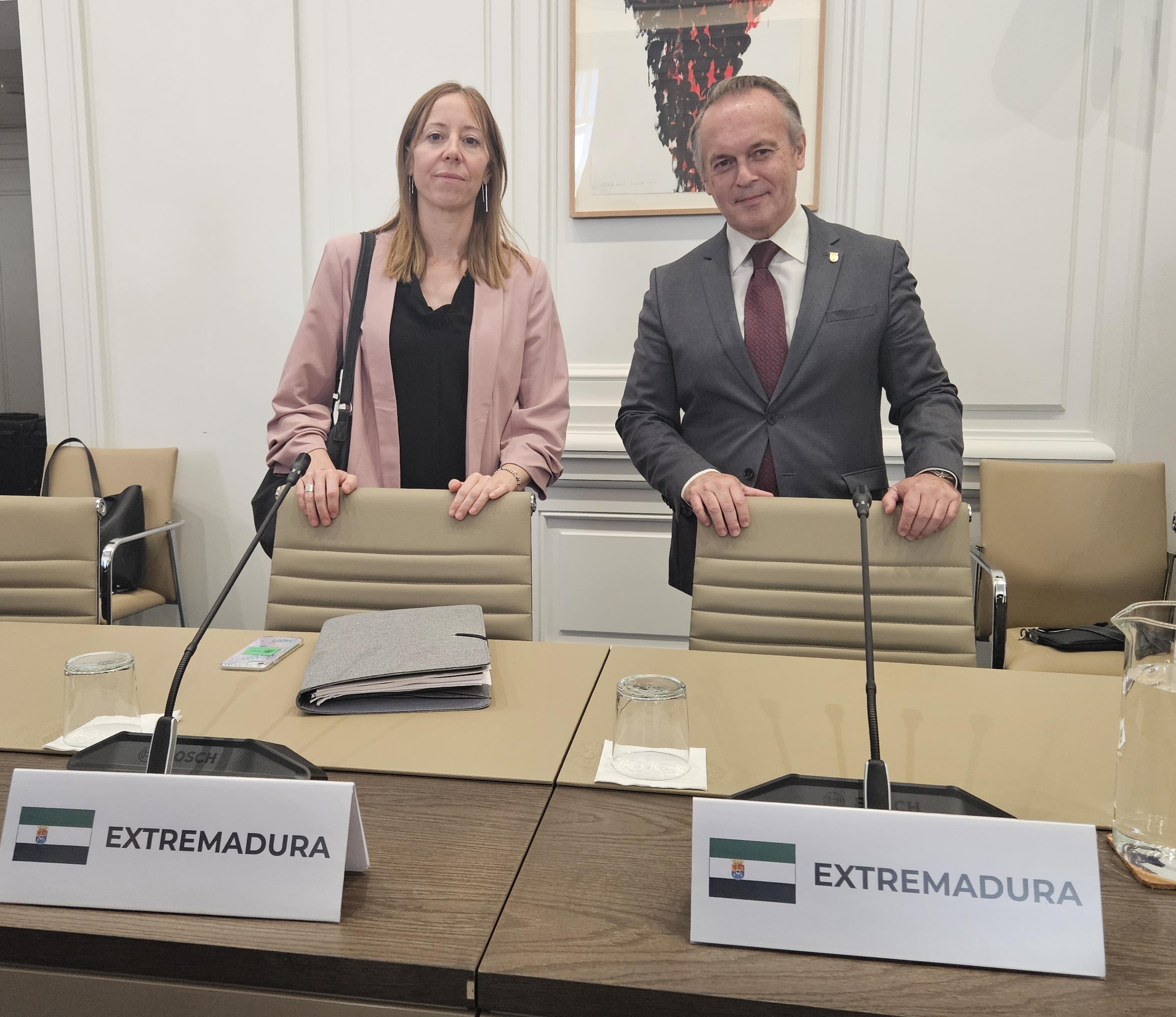 El consejero de Infraestructuras, Transporte y Vivienda, Manuel Martín Castizo, y la secretaria general de Vivienda, Arquitectura y Regeneración Urbana de la Junta de Extremadura, Lidia López Paniagua.