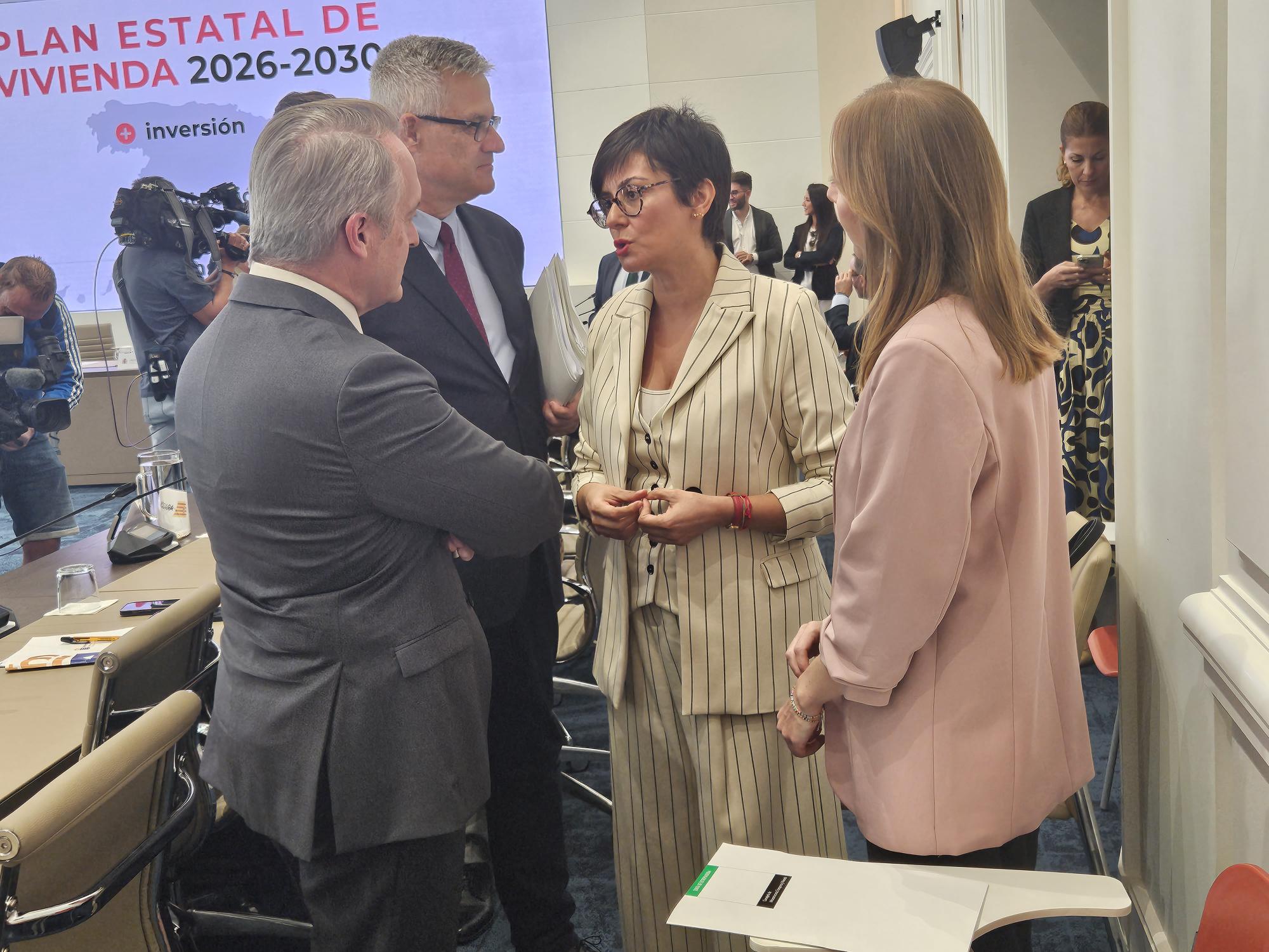 El consejero de Infraestructuras, Transporte y Vivienda, Manuel Martín Castizo, y la secretaria general de Vivienda, Arquitectura y Regeneración Urbana, Lidia López Paniagua, conversan con la ministra.