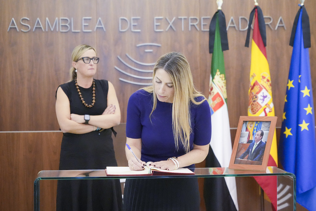La presidenta de la Junta firma en el libro de condolencias en memoria del expresidente Guillermo Fernández Vara