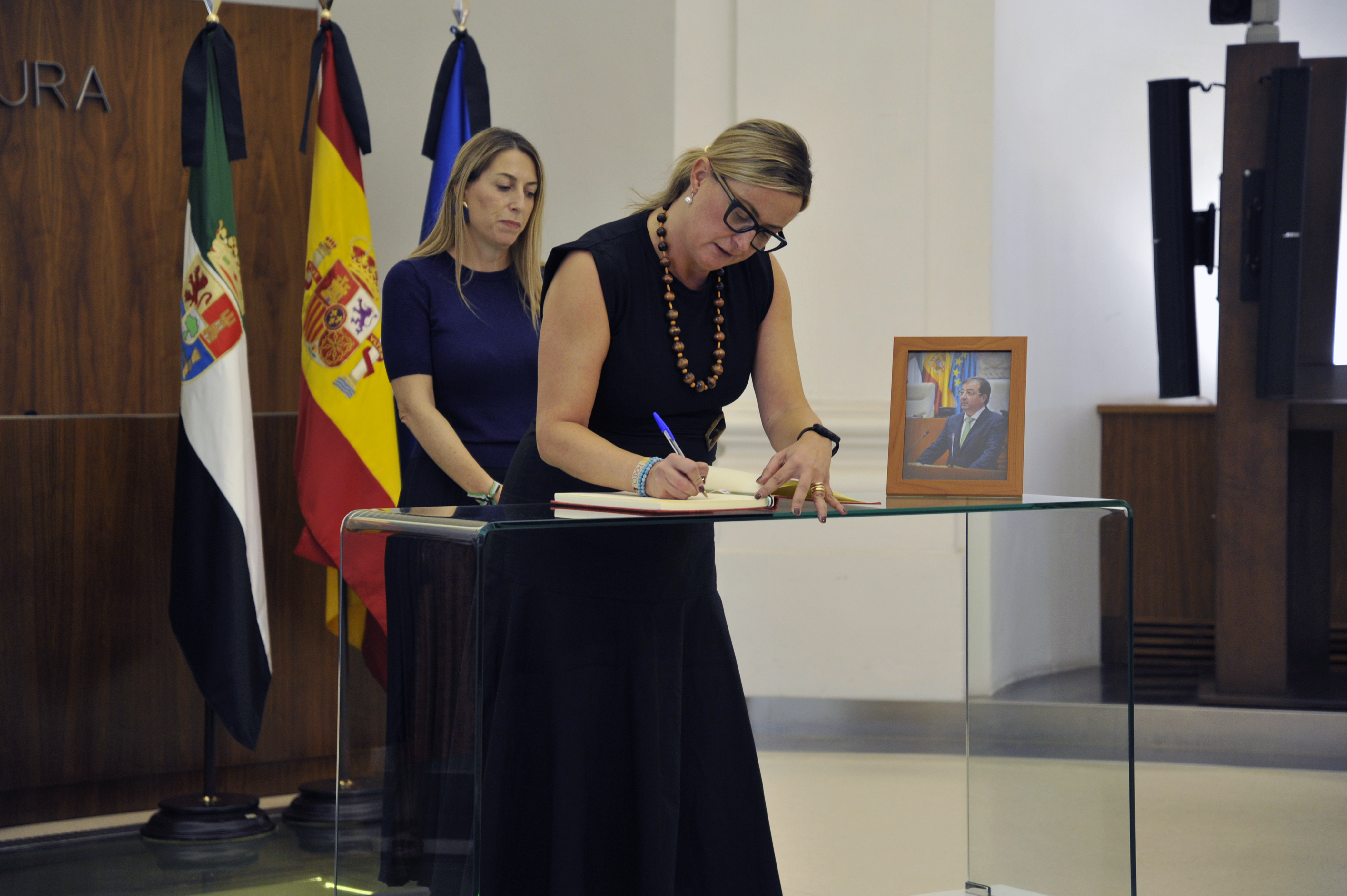 La presidenta de la Asamblea firma en el libro de condolencias en memoria del expresidente Guillermo Fernández Vara