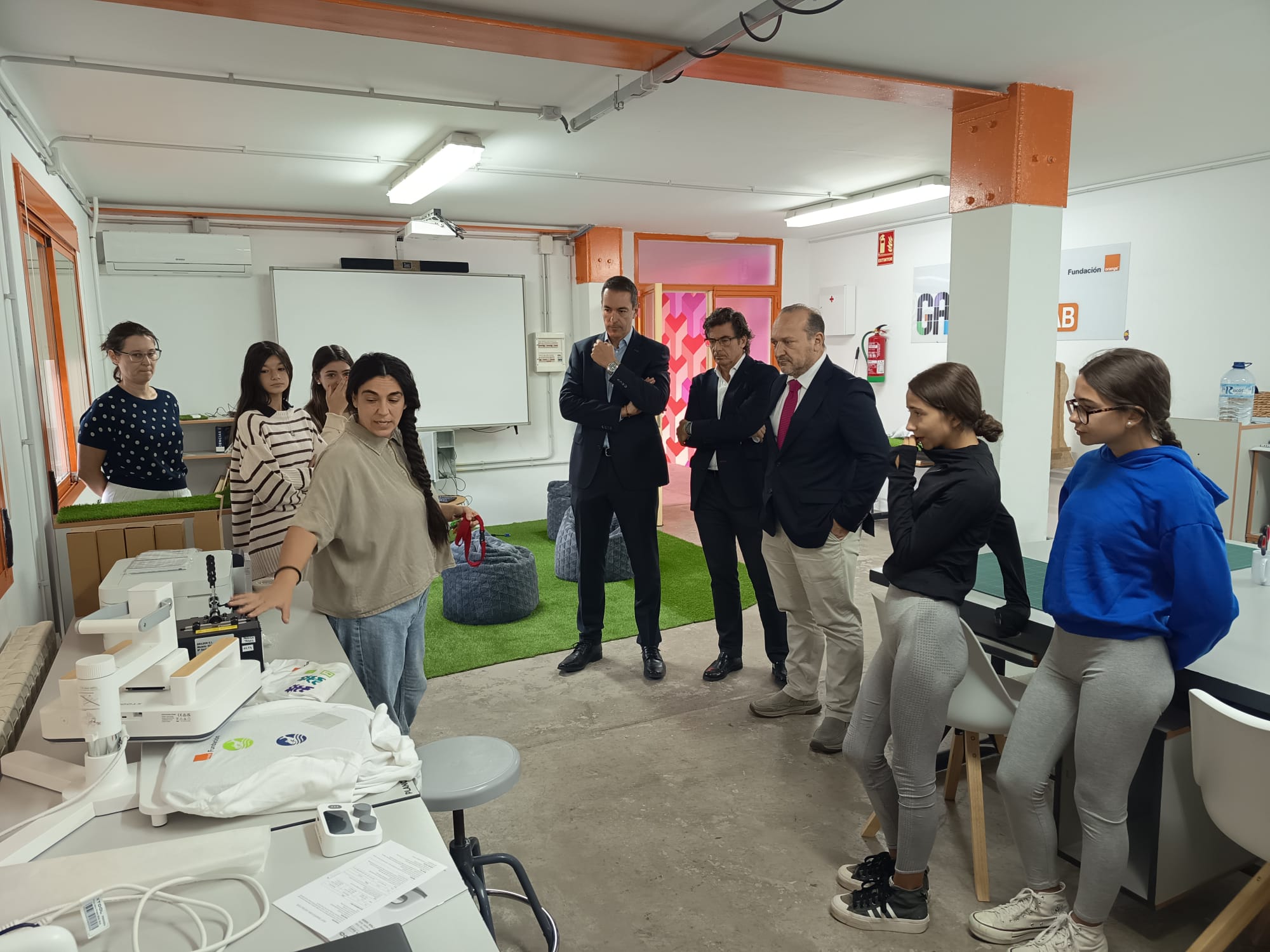 Foto de El director general de Digitalización visita el proyecto GarageLab del IESO Dulce Chacón de la Garrovilla