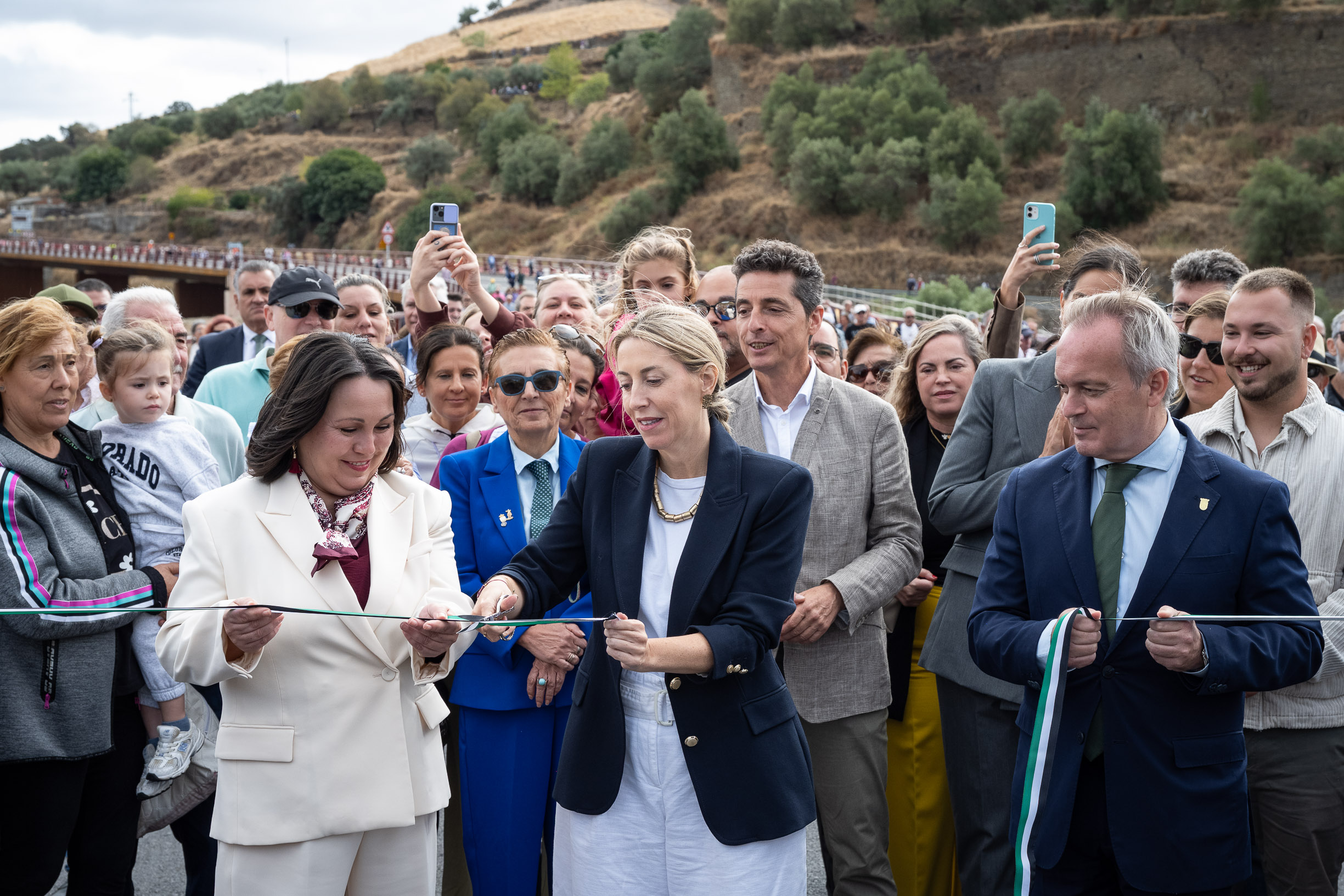 Presidenta corta la cinta