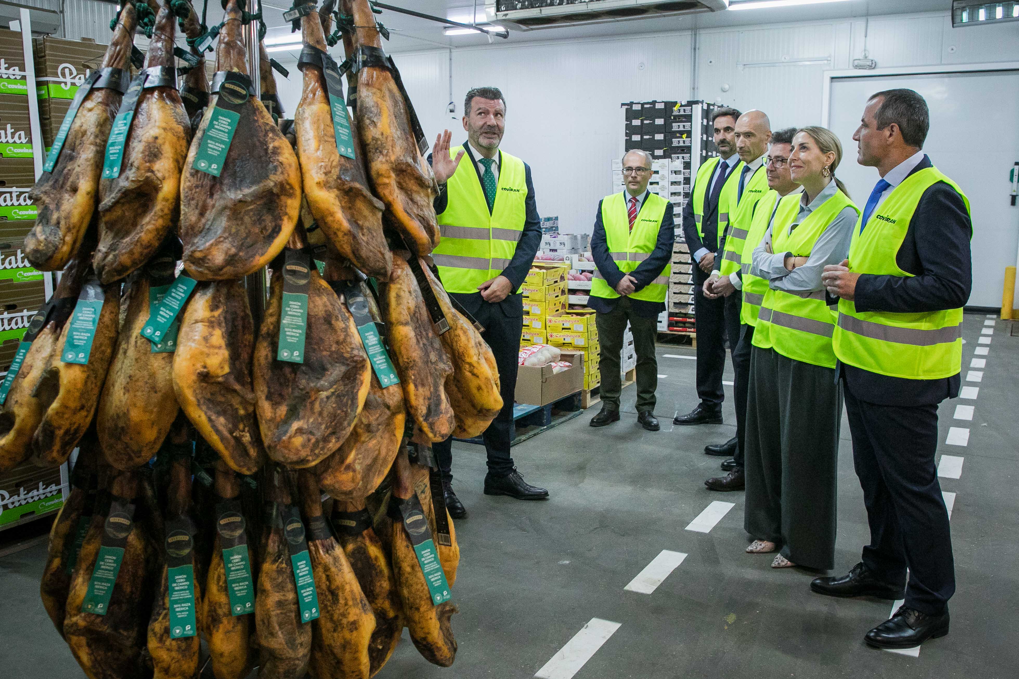 La presidenta de la Junta visita la plataforma logística de Covirán en Mérida.