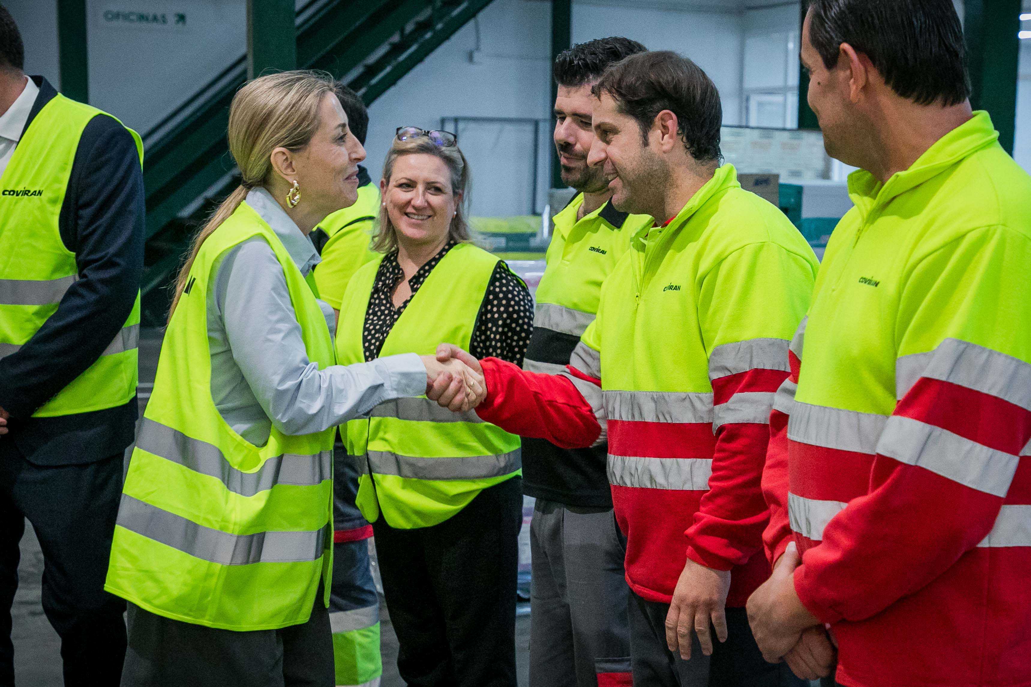 La presidenta de la Junta visita la plataforma logística de Covirán en Mérida.
