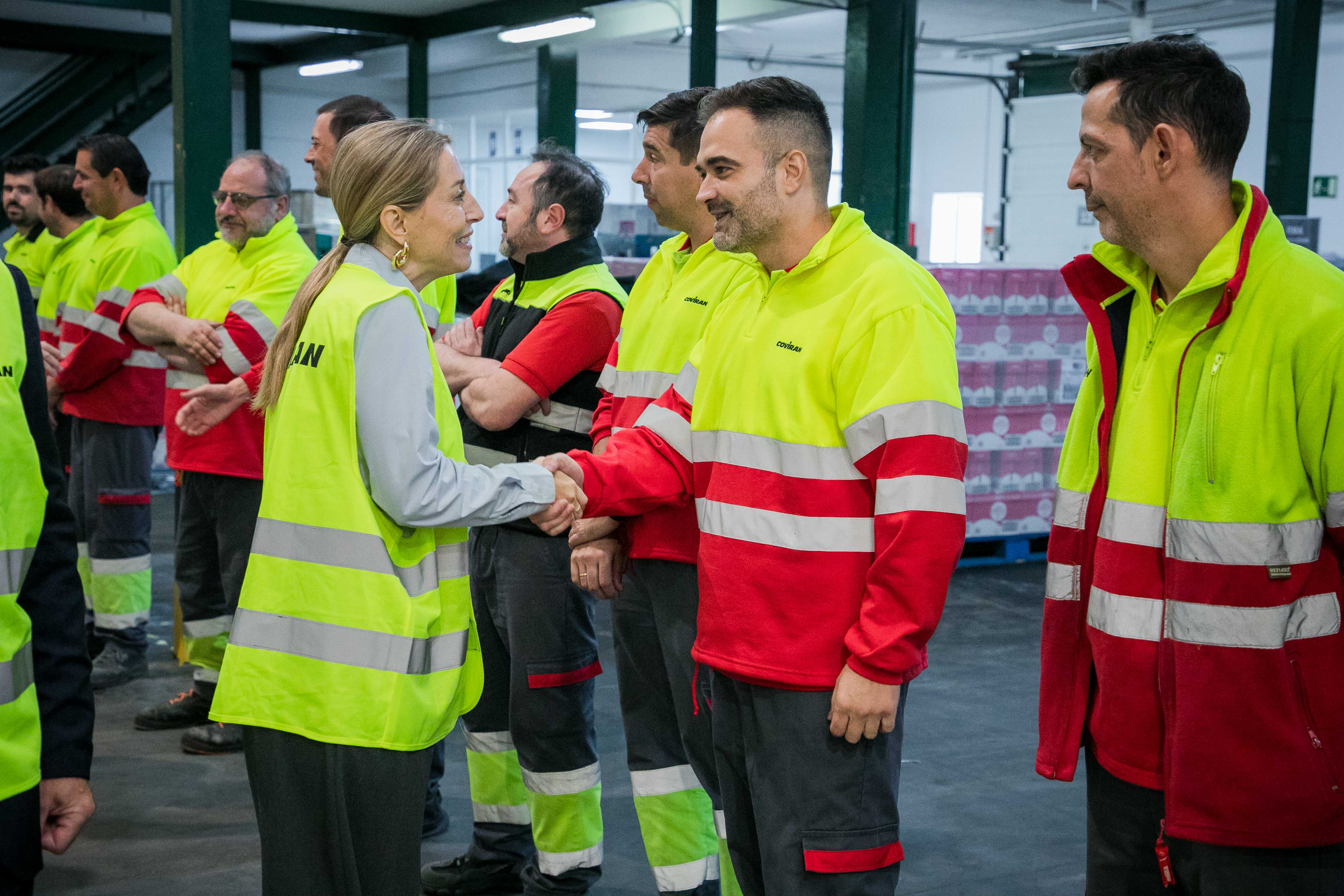 La presidenta de la Junta visita la plataforma logística de Covirán en Mérida.