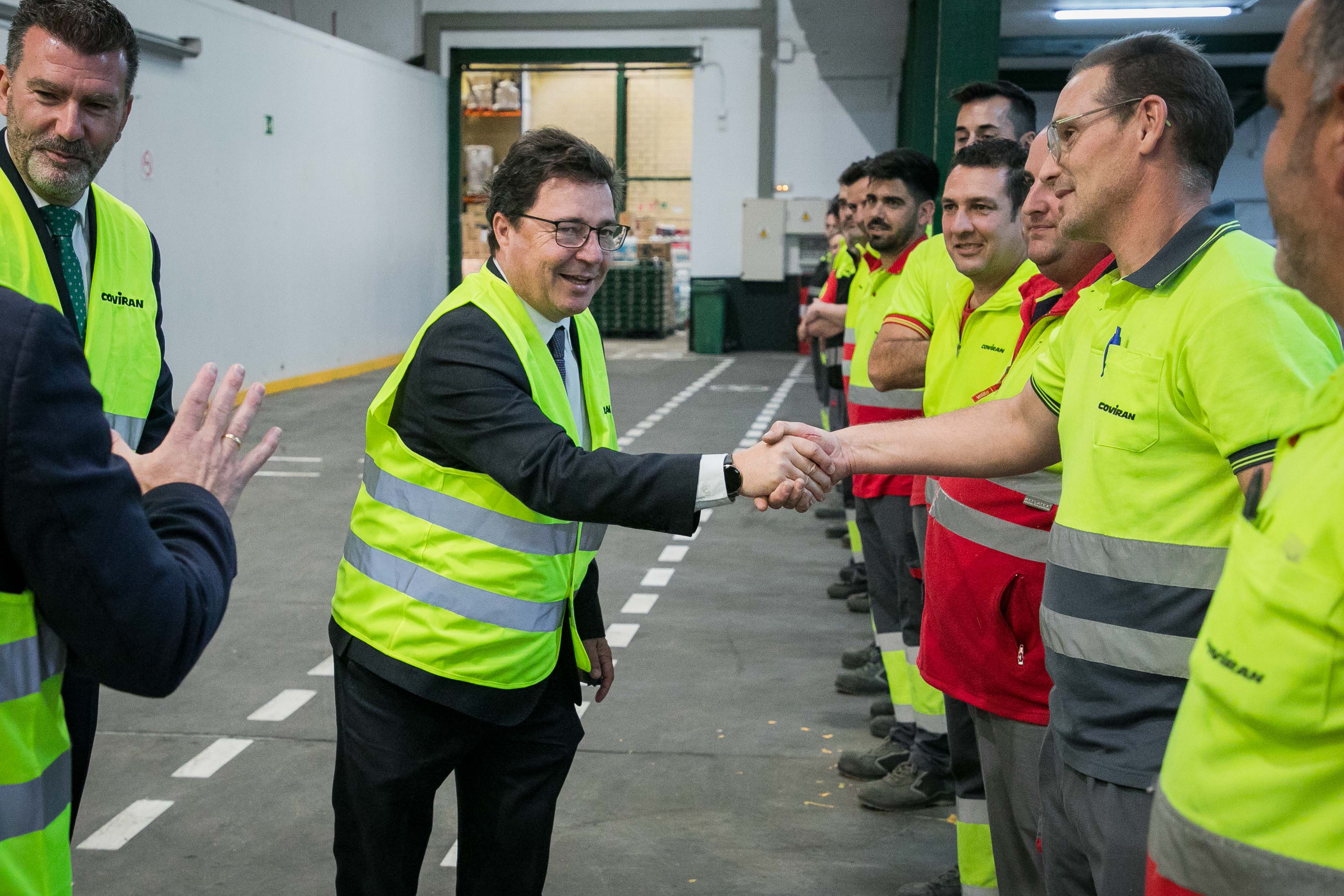 El consejero de Economía visita la plataforma Covirán.
