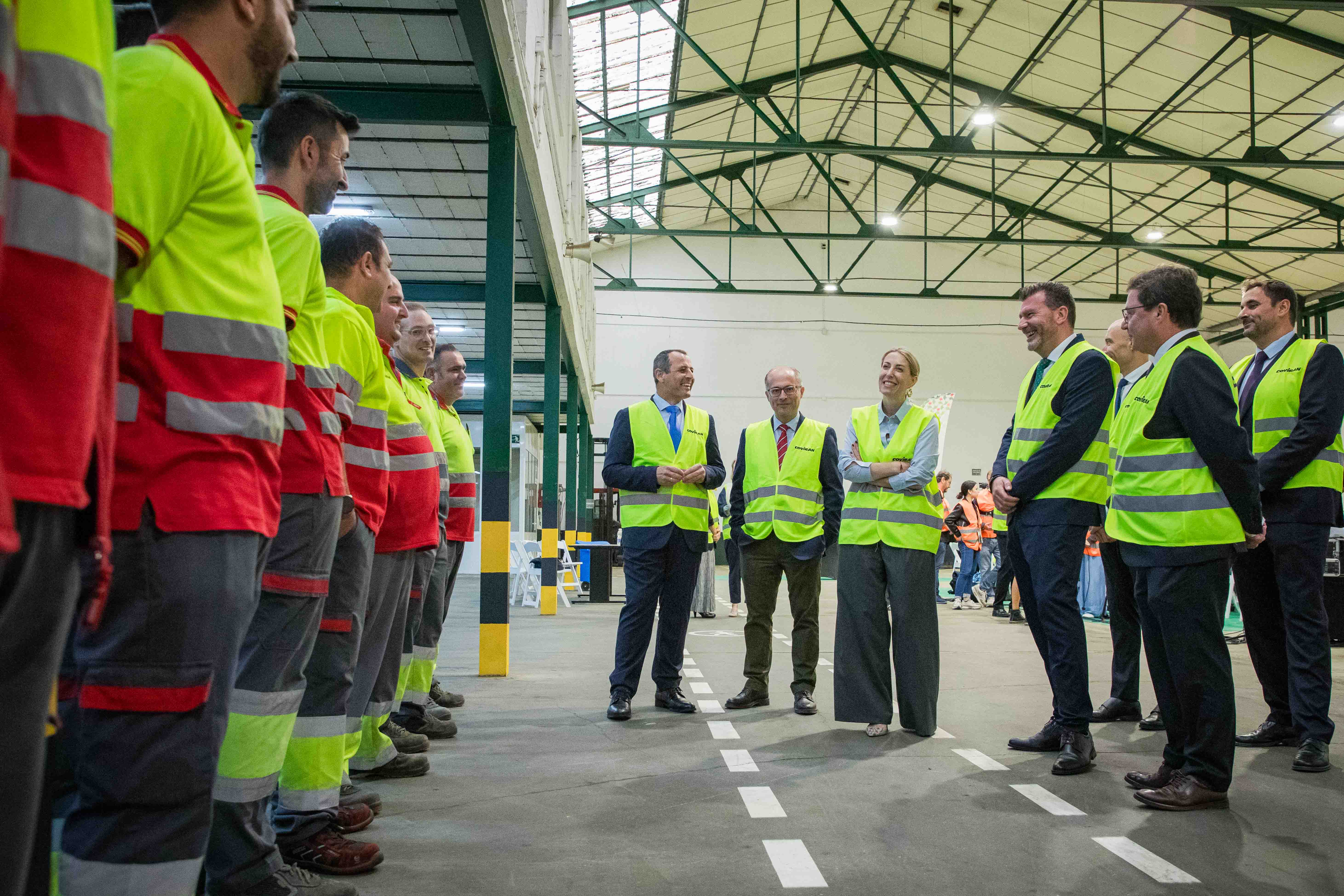 La presidenta de la Junta visita la plataforma logística de Covirán en Mérida.