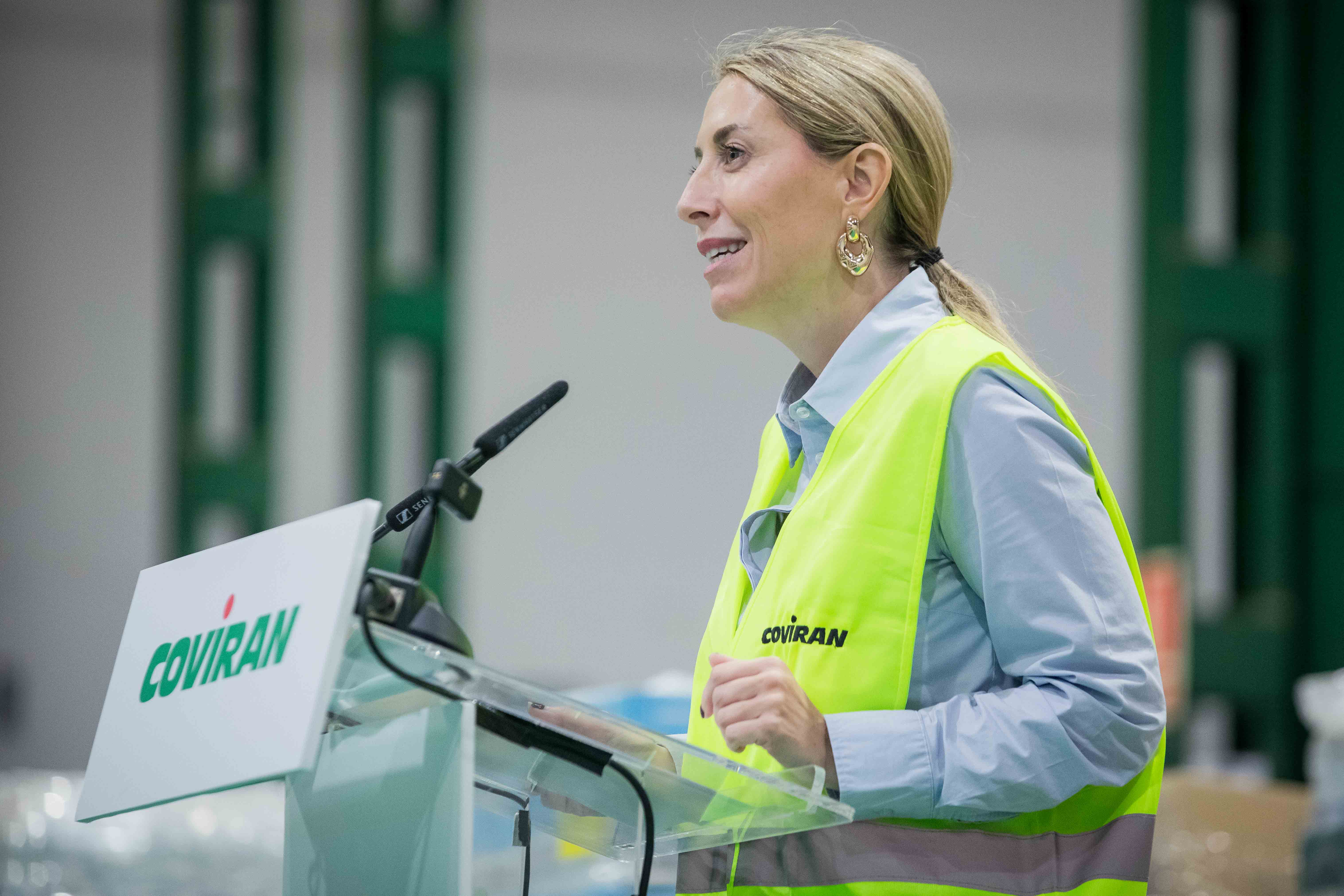 La presidenta de la Junta visita la plataforma logística de Covirán en Mérida.