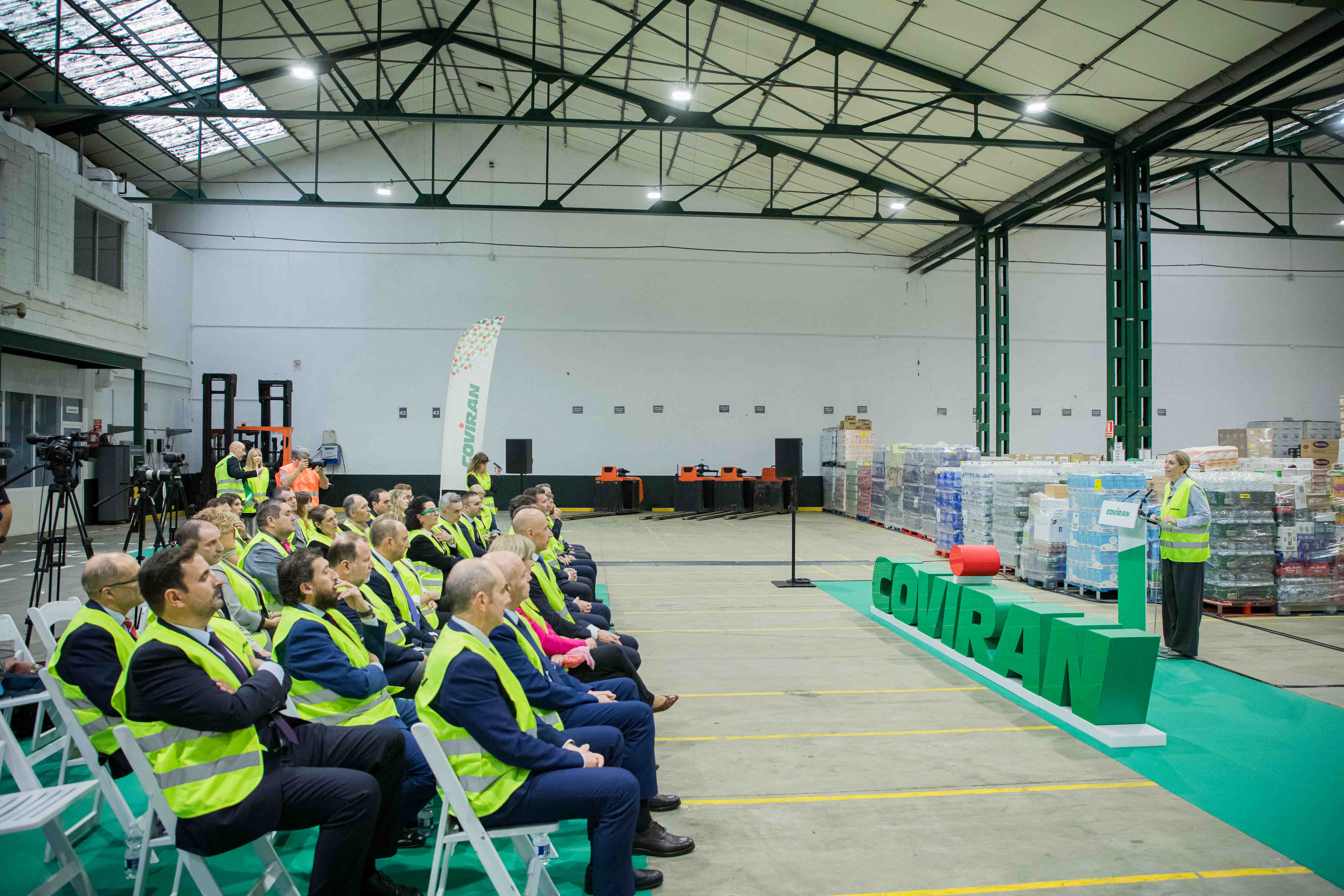 La presidenta de la Junta visita la plataforma logística de Covirán en Mérida.
