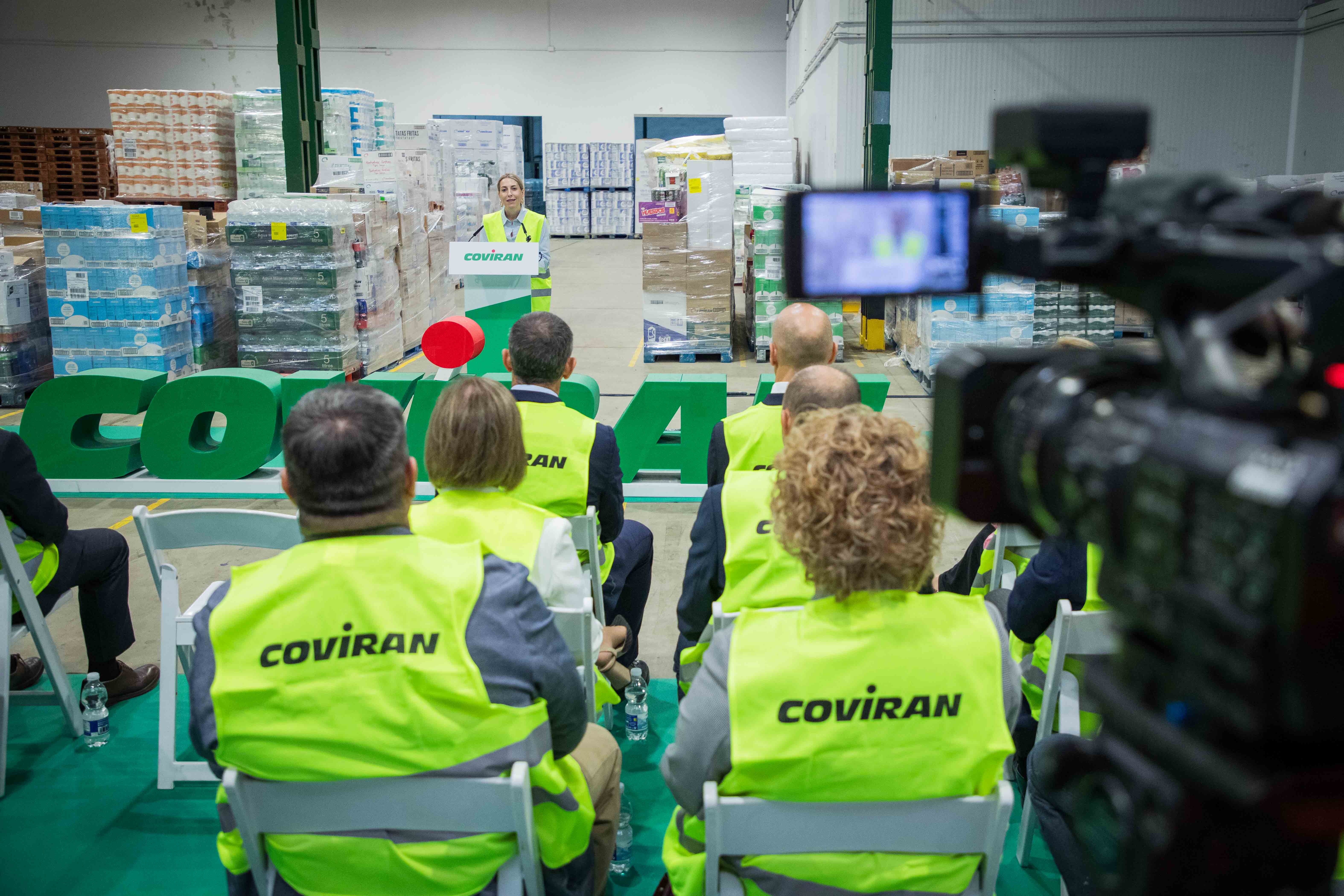 La presidenta de la Junta visita la plataforma logística de Covirán en Mérida.