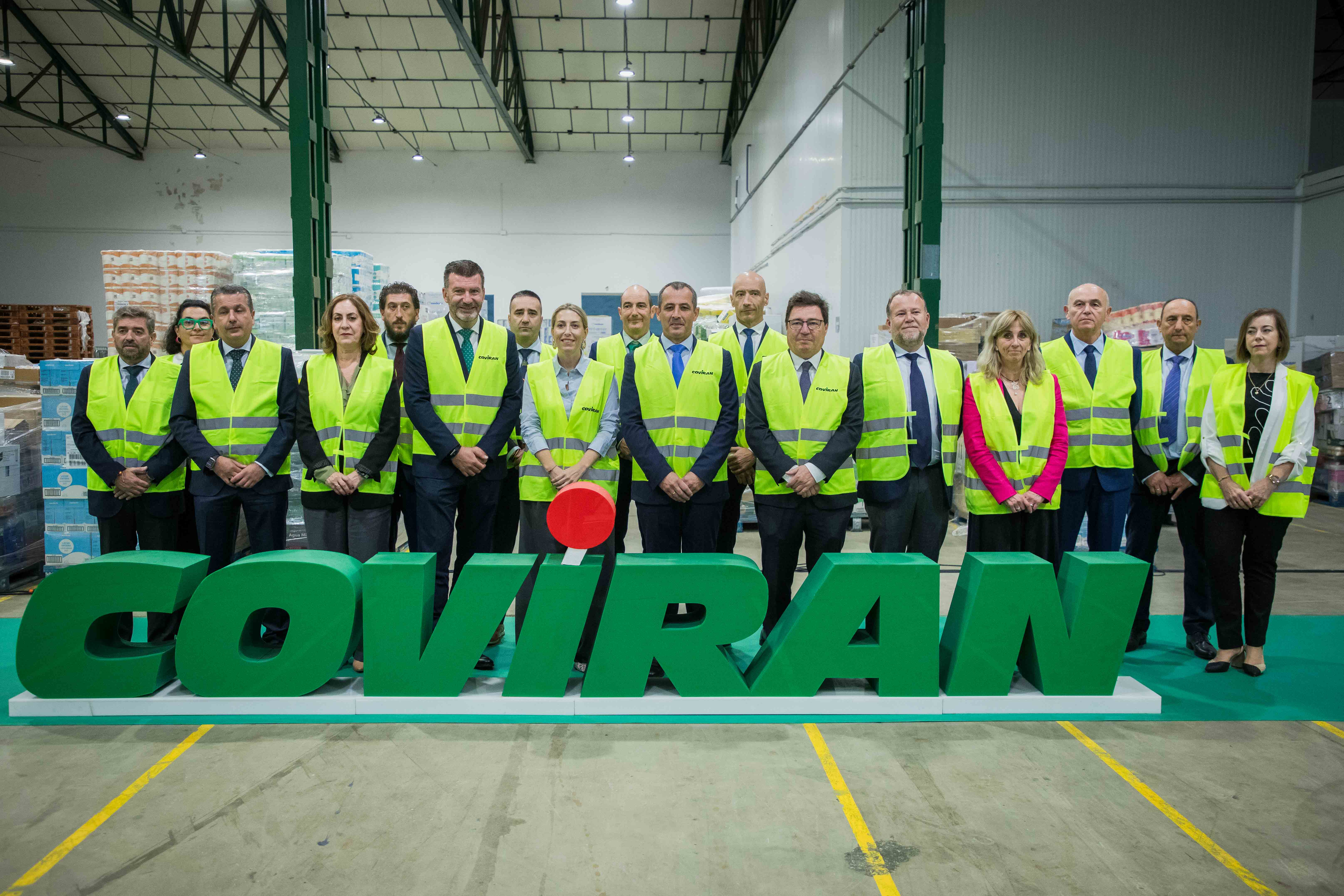 La presidenta de la Junta visita la plataforma logística de Covirán en Mérida.
