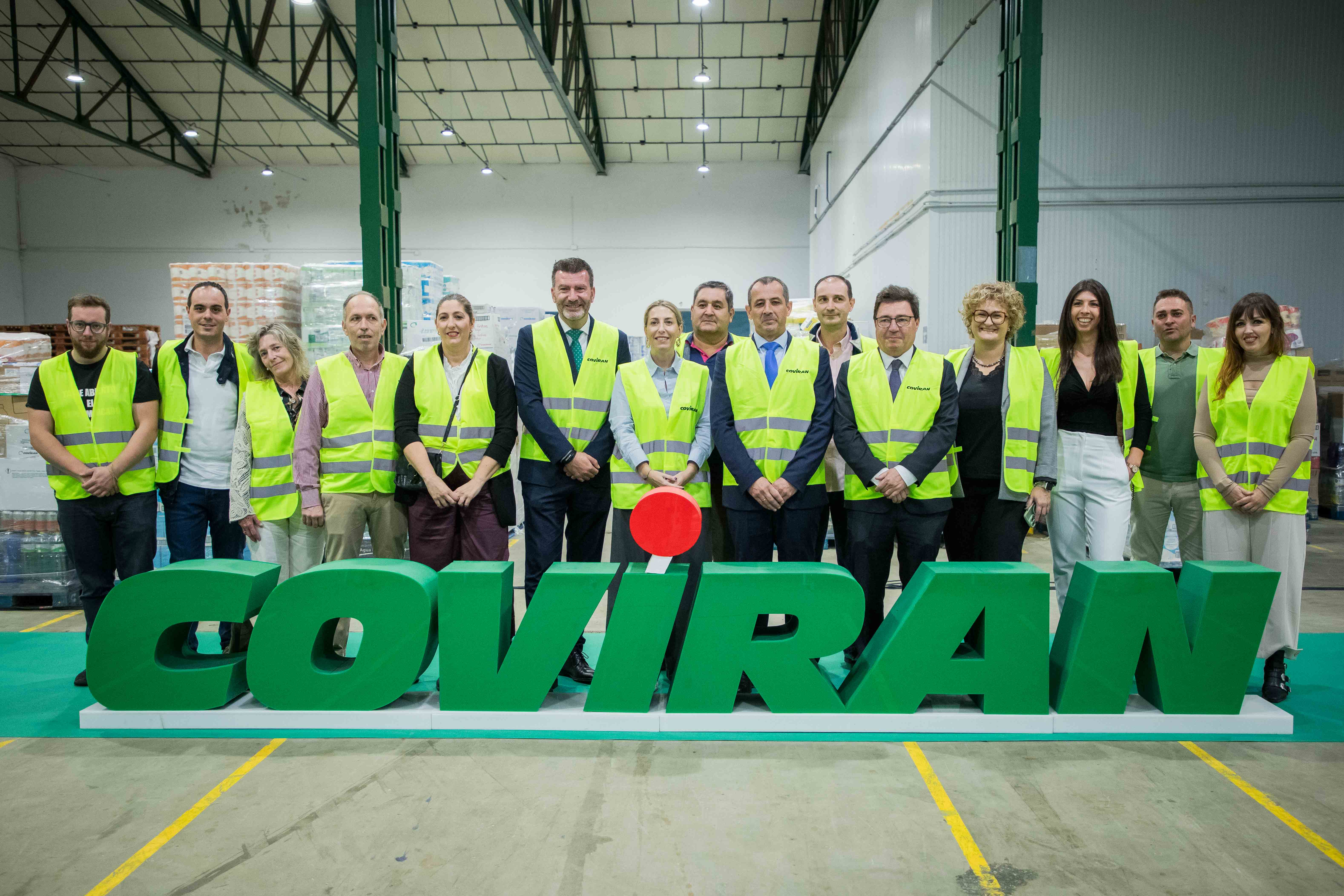 La presidenta de la Junta visita la plataforma logística de Covirán en Mérida.