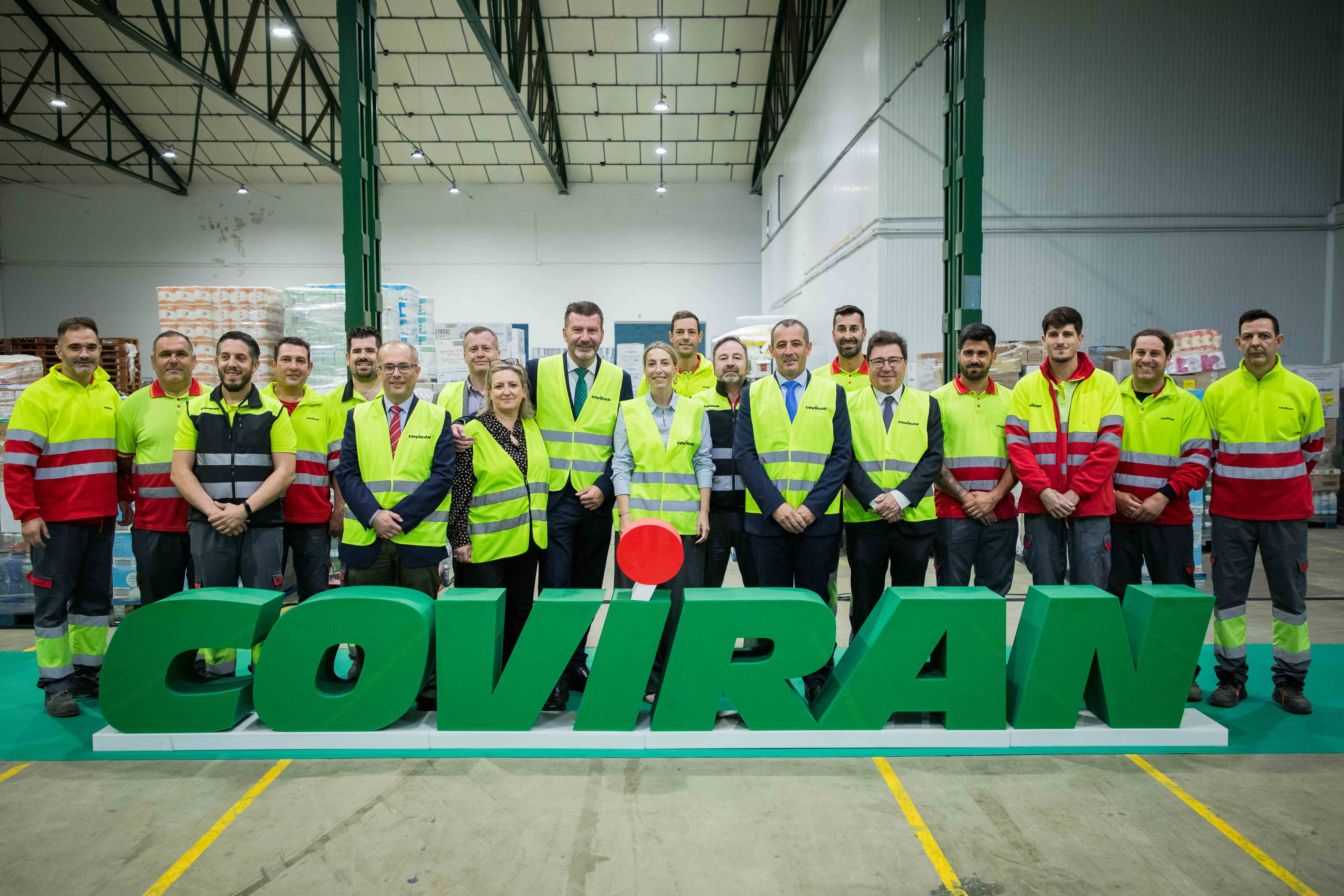 La presidenta de la Junta visita la plataforma logística de Covirán en Mérida.
