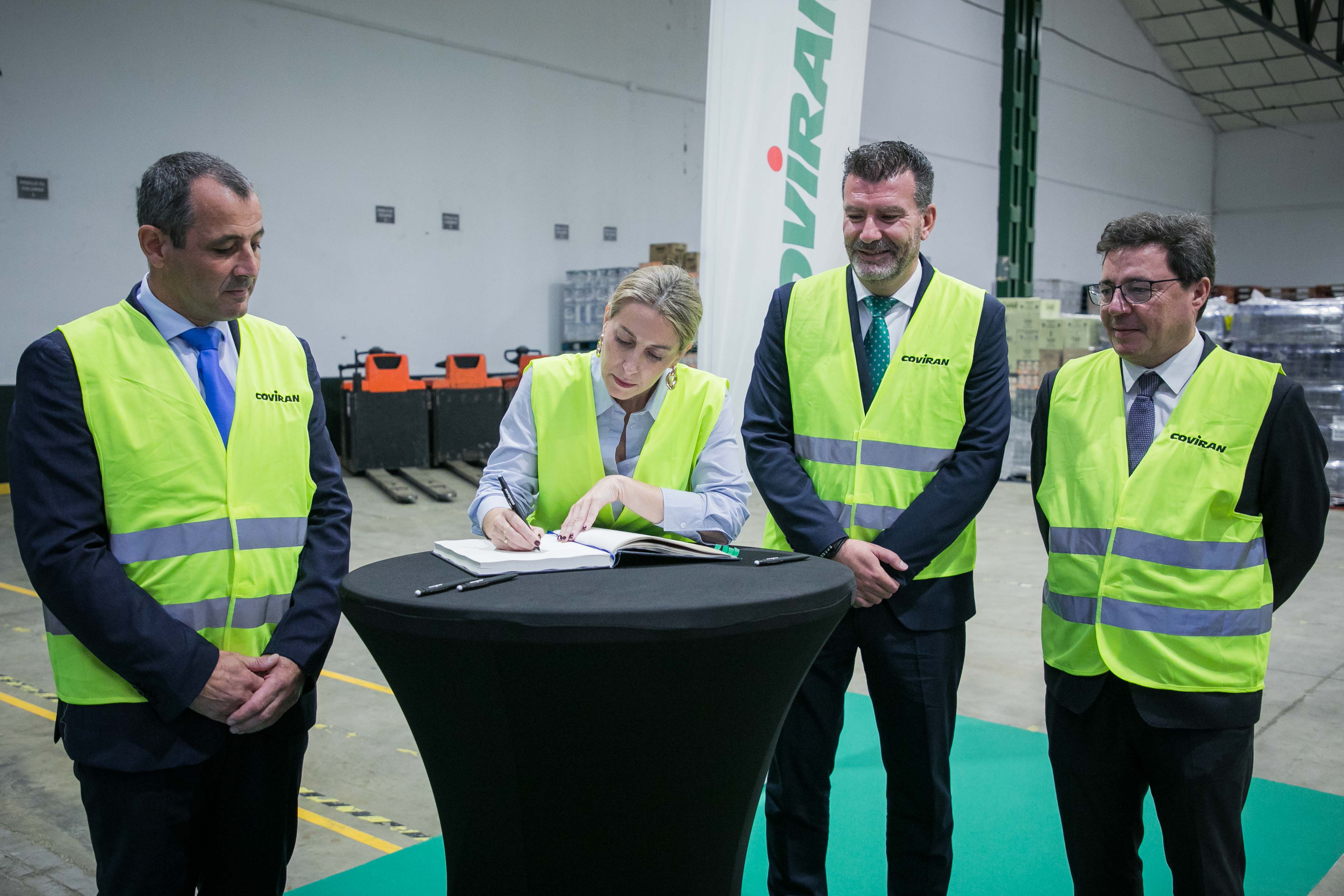 La presidenta de la Junta visita la plataforma logística de Covirán en Mérida.