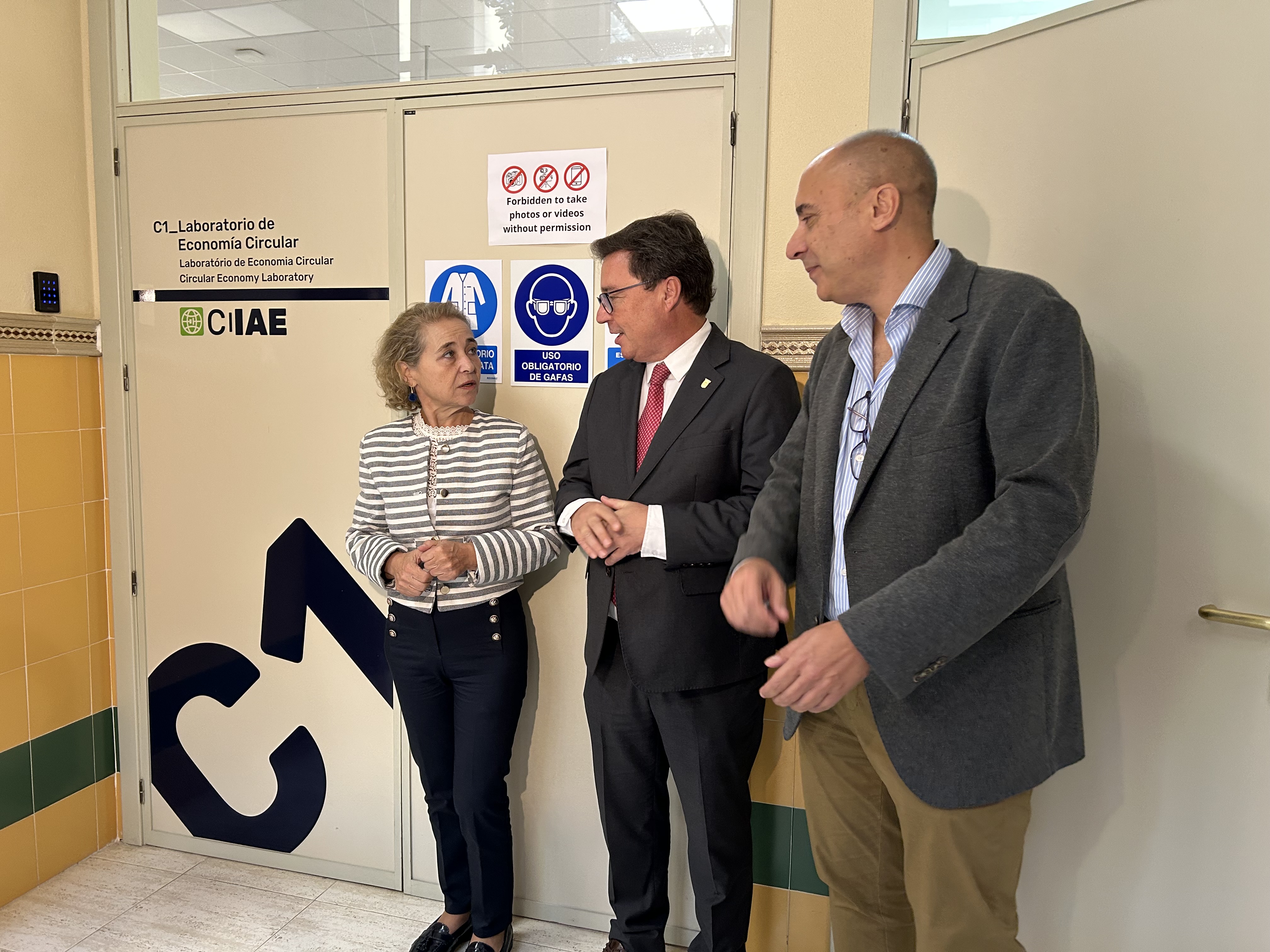 La visita de la consejera de Educación, Ciencia y Formación Profesional, María Mercedes Vaquera, y del consejero de Economía, Empresa y Transformación Digital, Guillermo Santamaría, este miércoles a las instalaciones provisiones del CIIAE.
