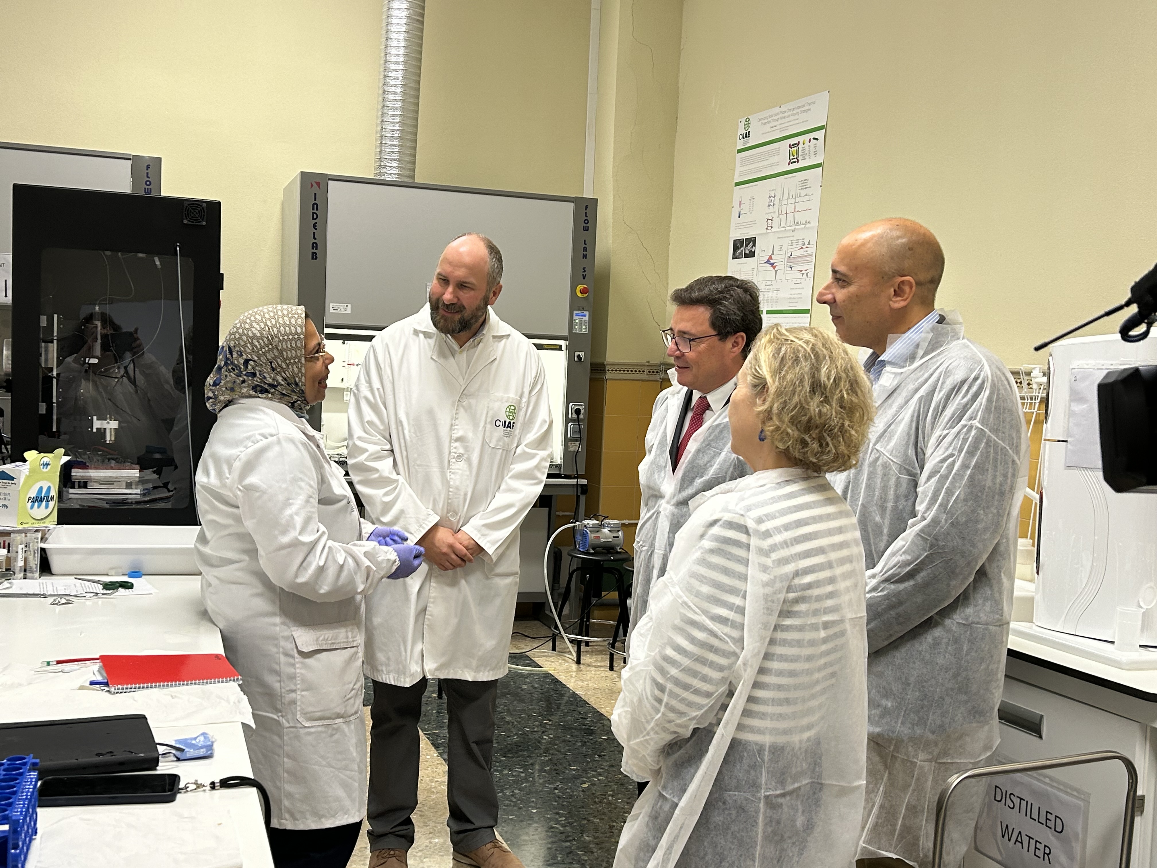 La visita de la consejera de Educación, Ciencia y Formación Profesional, María Mercedes Vaquera, y del consejero de Economía, Empresa y Transformación Digital, Guillermo Santamaría, este miércoles a las instalaciones provisiones del CIIAE.