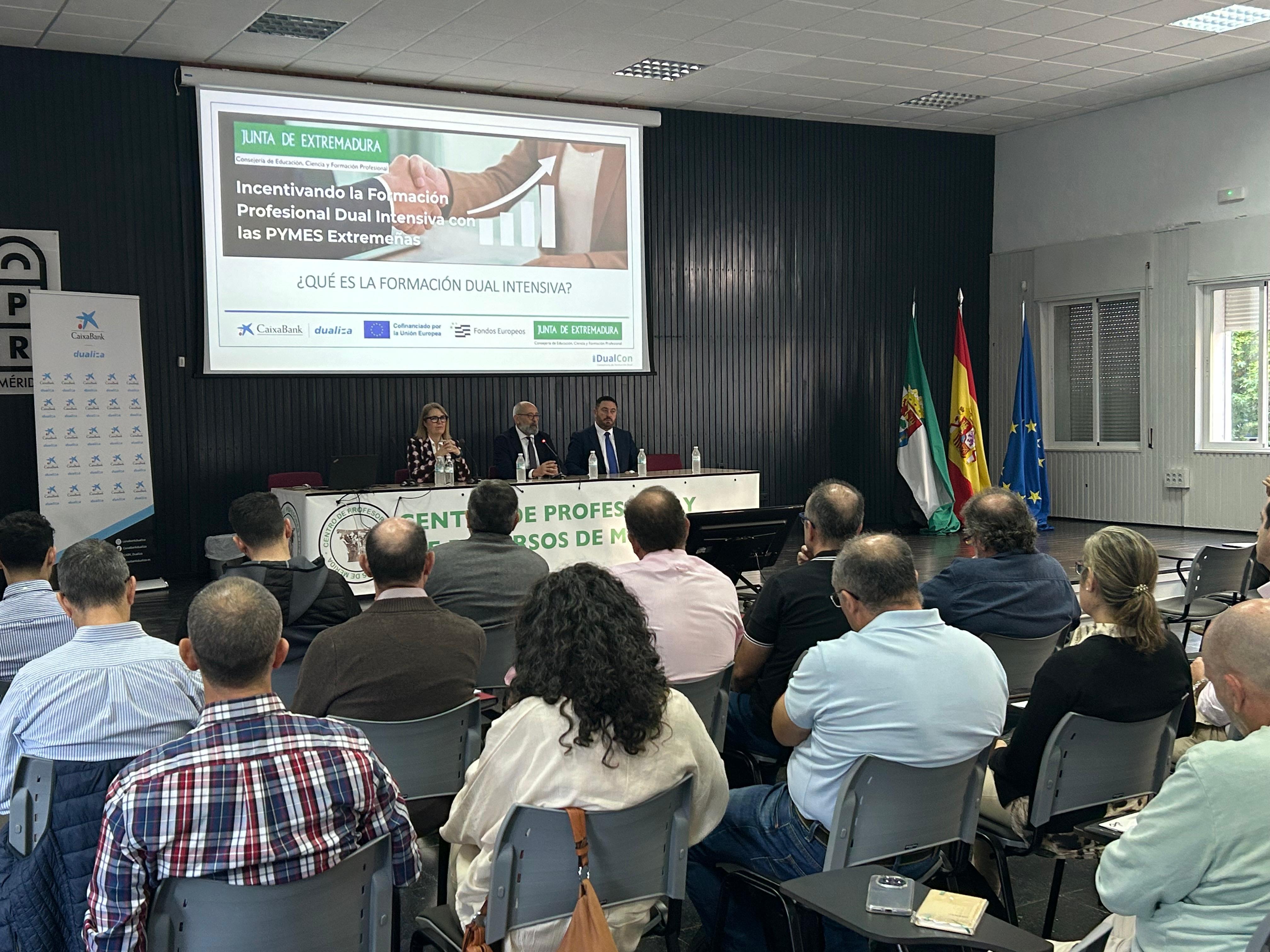 Inauguración jornada 'Incentivando la Dual Intensiva con las Pymes extremeñas' .