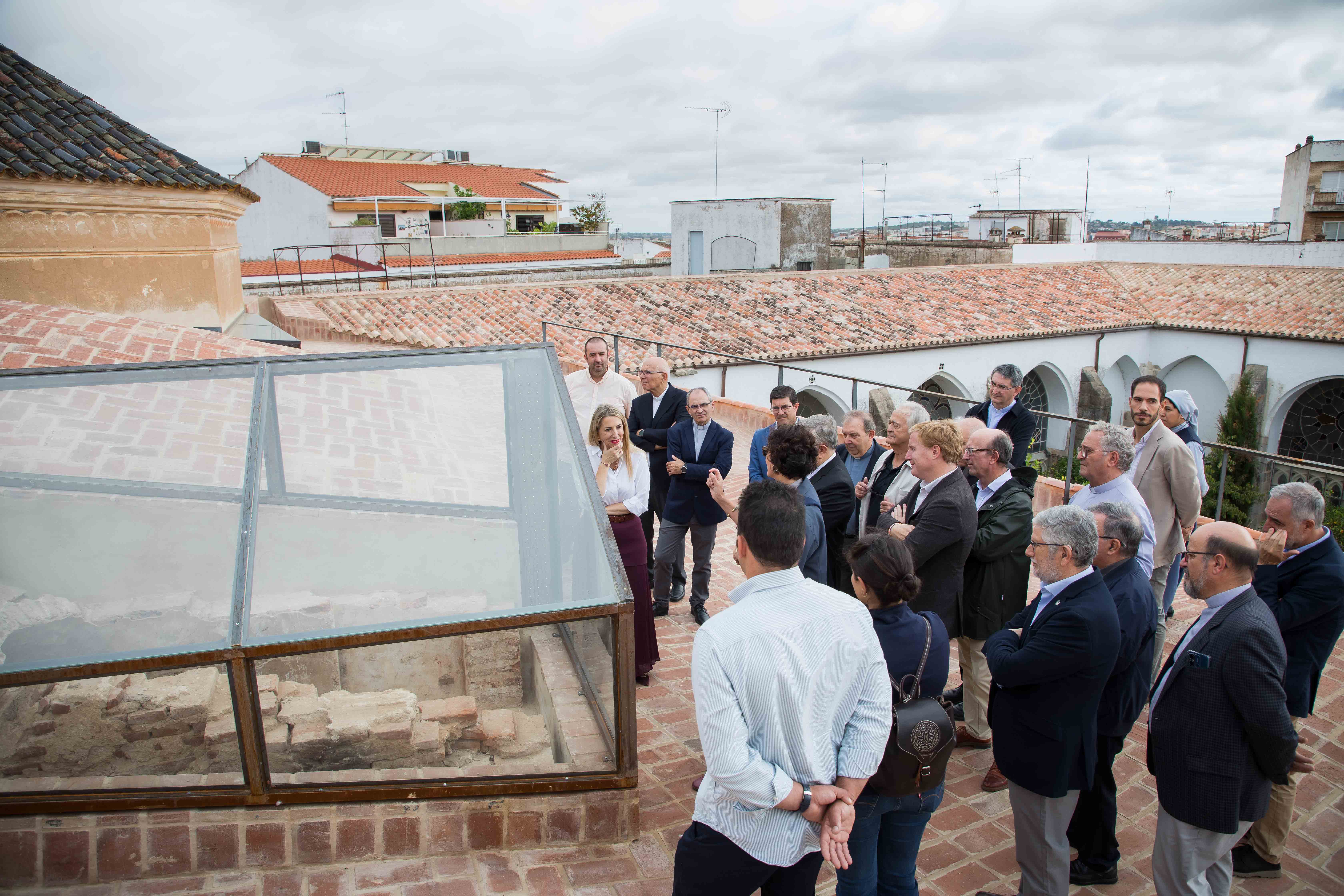 La presidenta de la Junta visita la catedral de Badajoz.