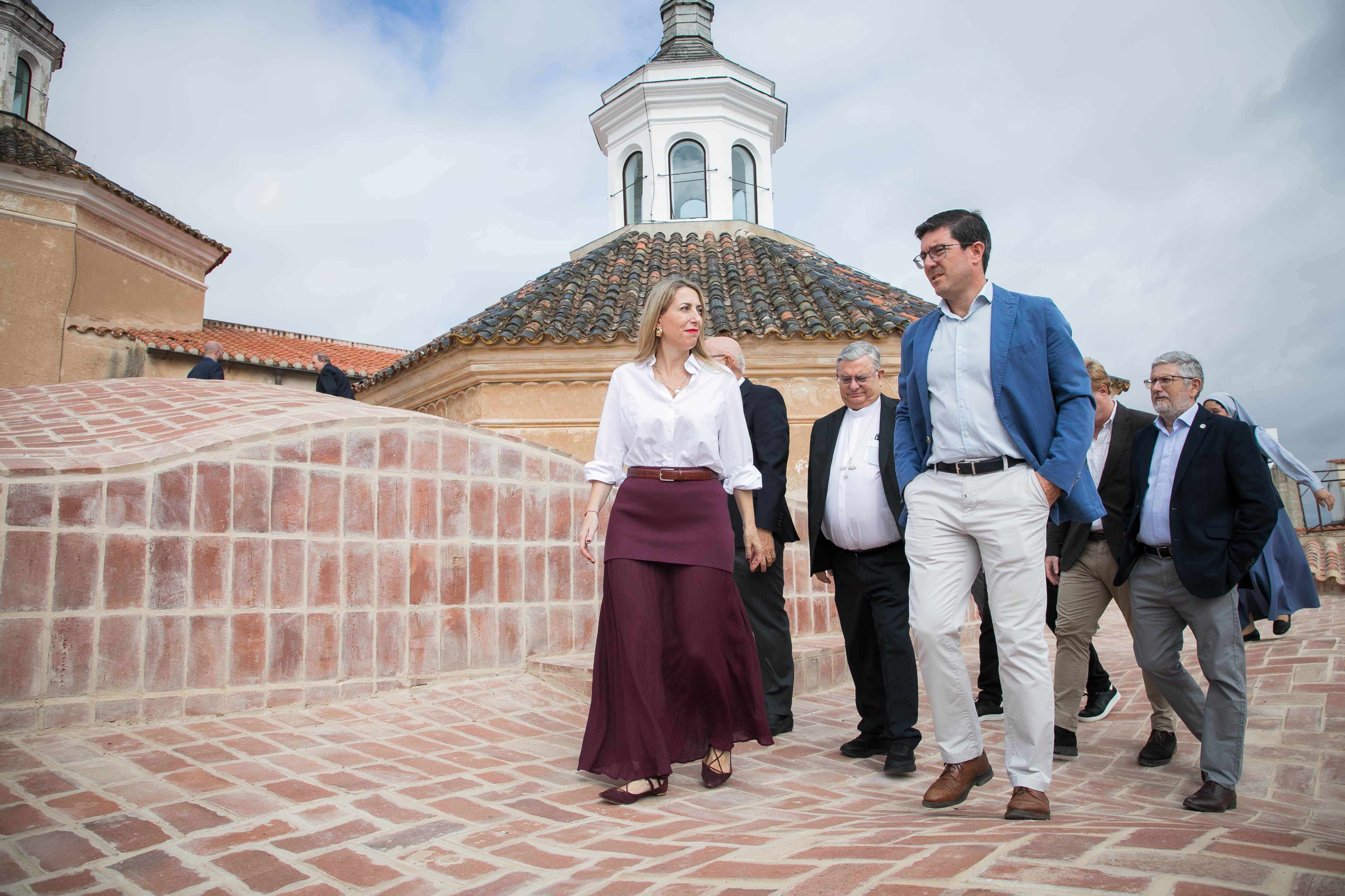 La presidenta de la Junta visita la catedral de Badajoz.