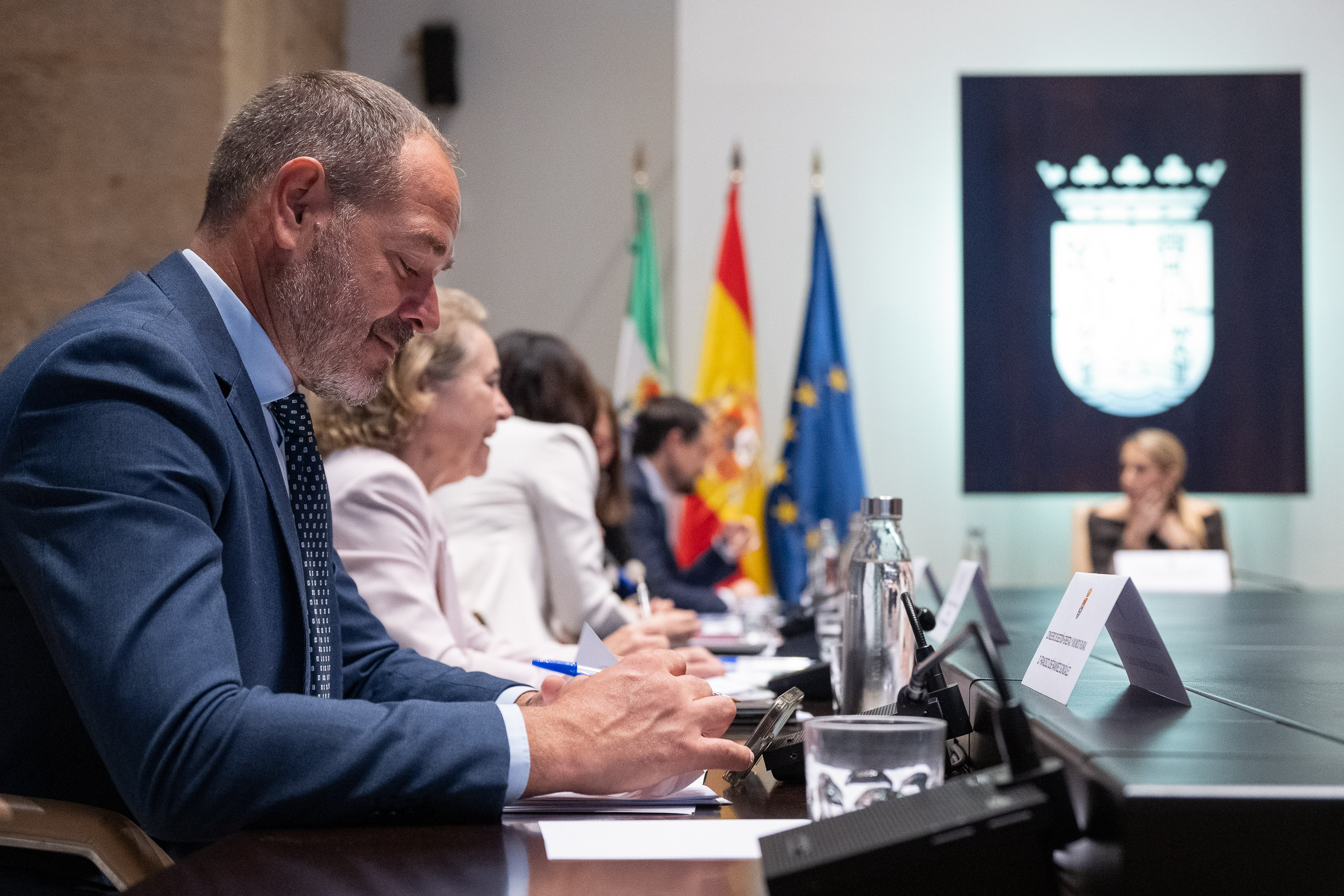 Consejero de Gestión Forestal en primer término