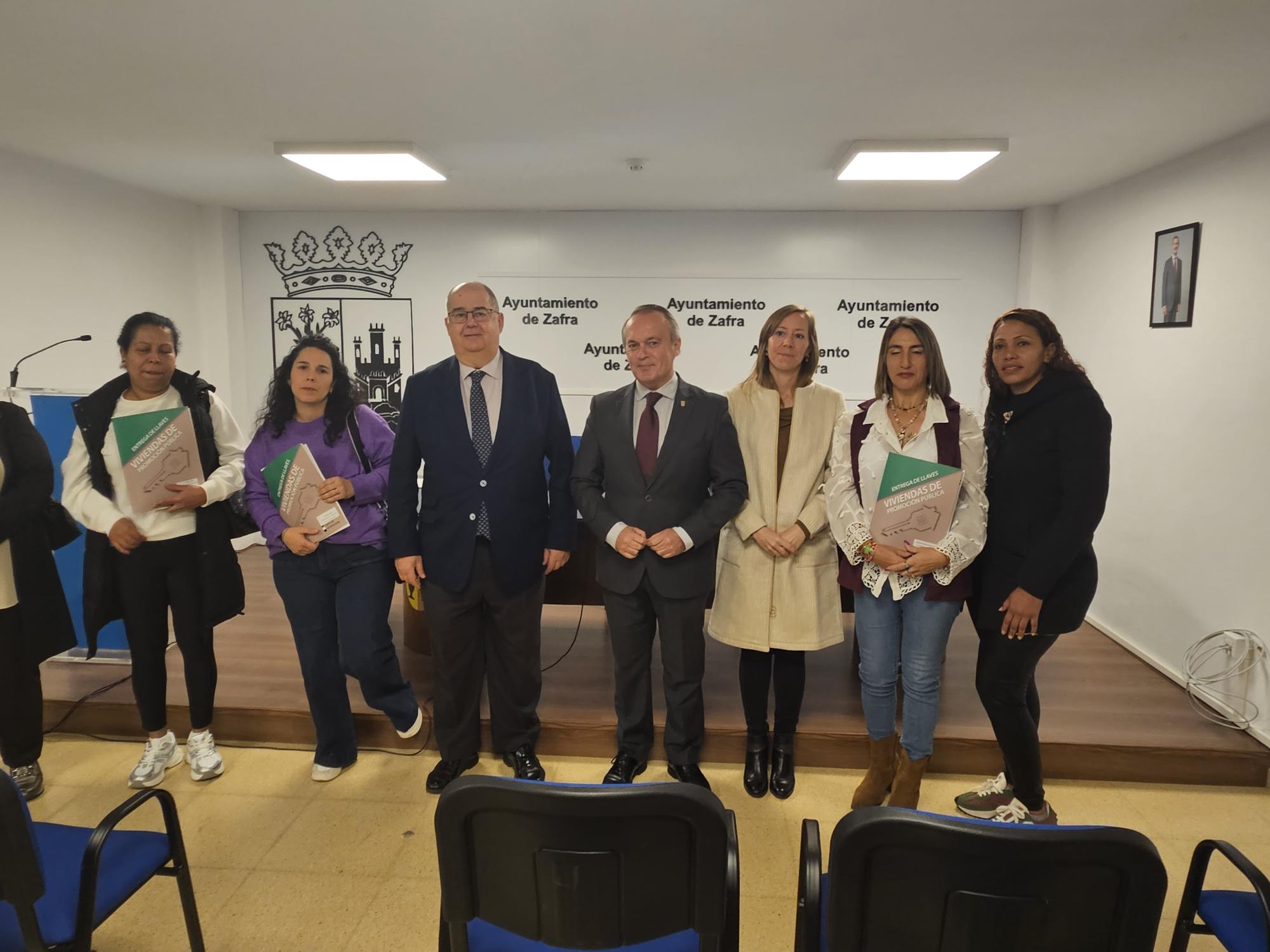 El consejero de Infraestructuras, Transporte y Vivienda, Manuel Martín Castizo, durante la entrega de llaves.