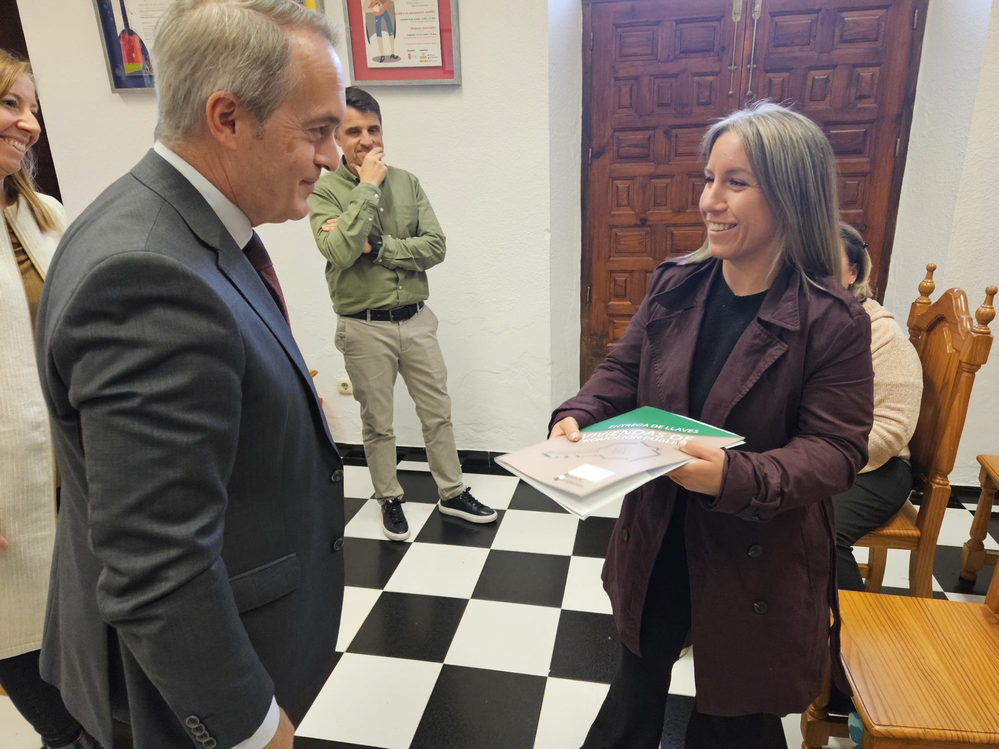 El consejero de Infraestructuras, Transporte y Vivienda, Manuel Martín Castizo, durante la entrega de llaves.