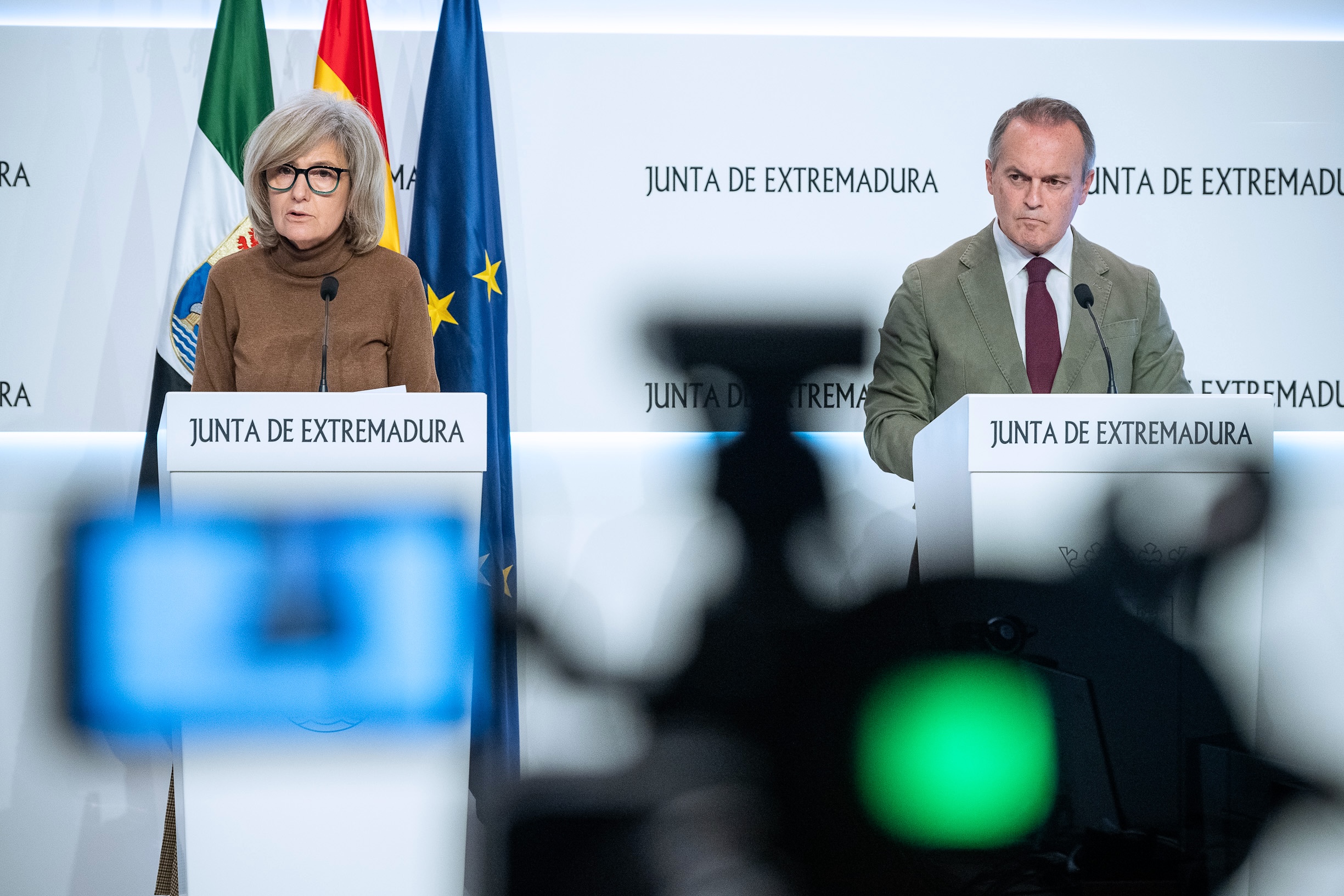 Foto de la portavoz de la Junta de Extremadura y del consejero de Infraestructuras, Transportes y Vivienda durante la rueda de prensa