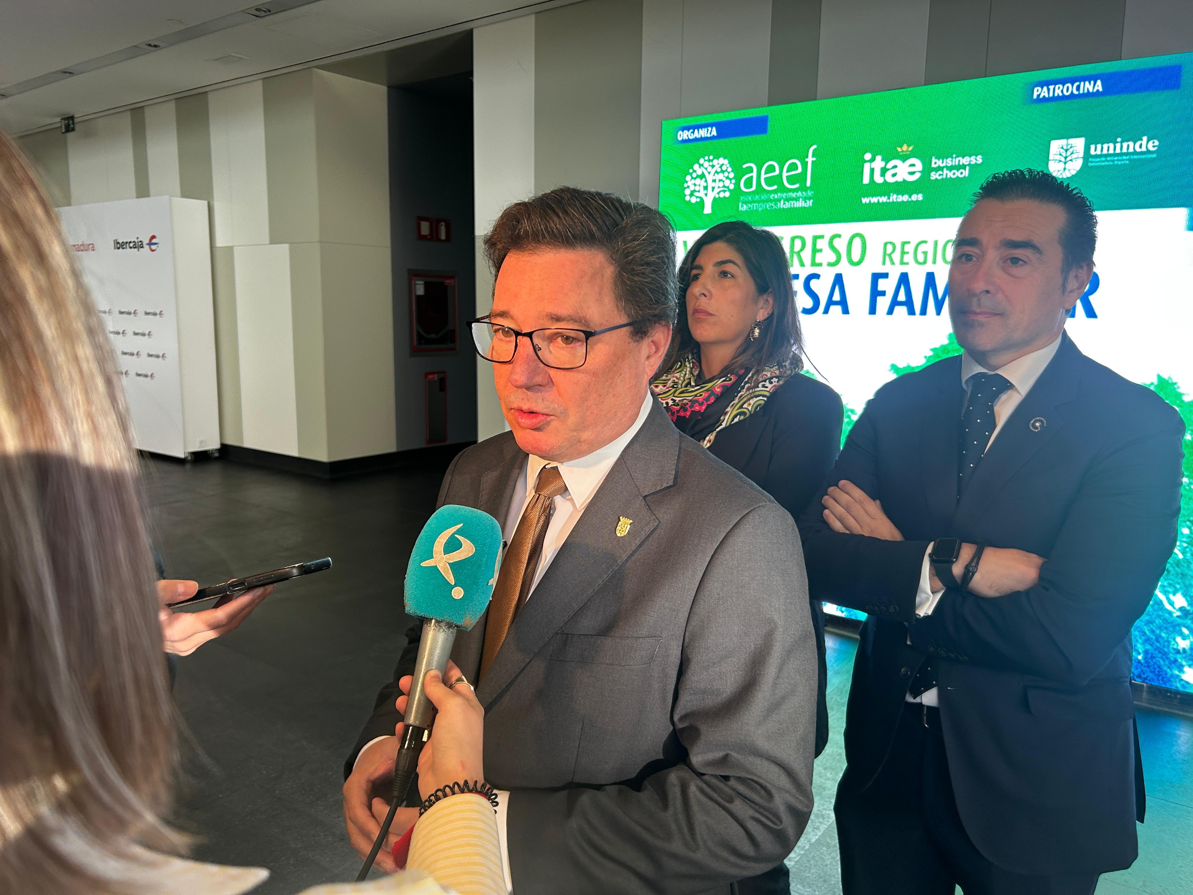 El consejero atiende a medios en el V Congreso Regional de la Empresa Familiar.