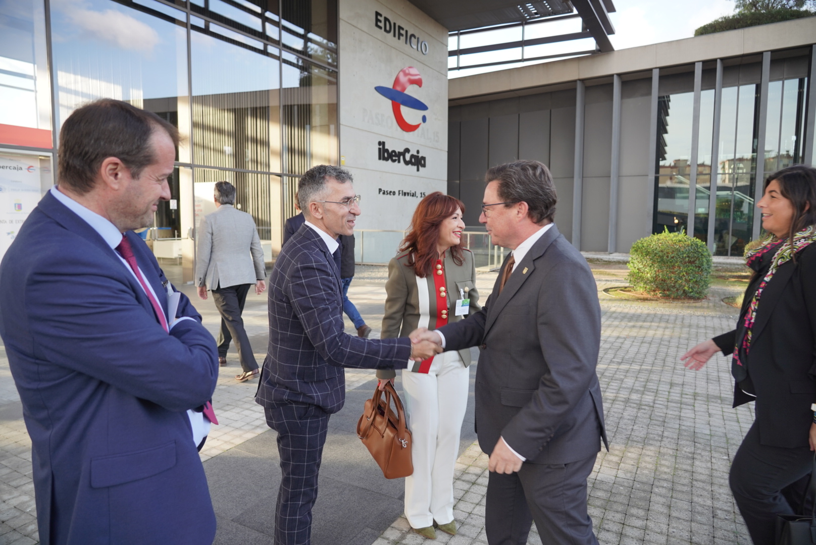 El consejero llega al V Congreso Regional de la Empresa Familiar.