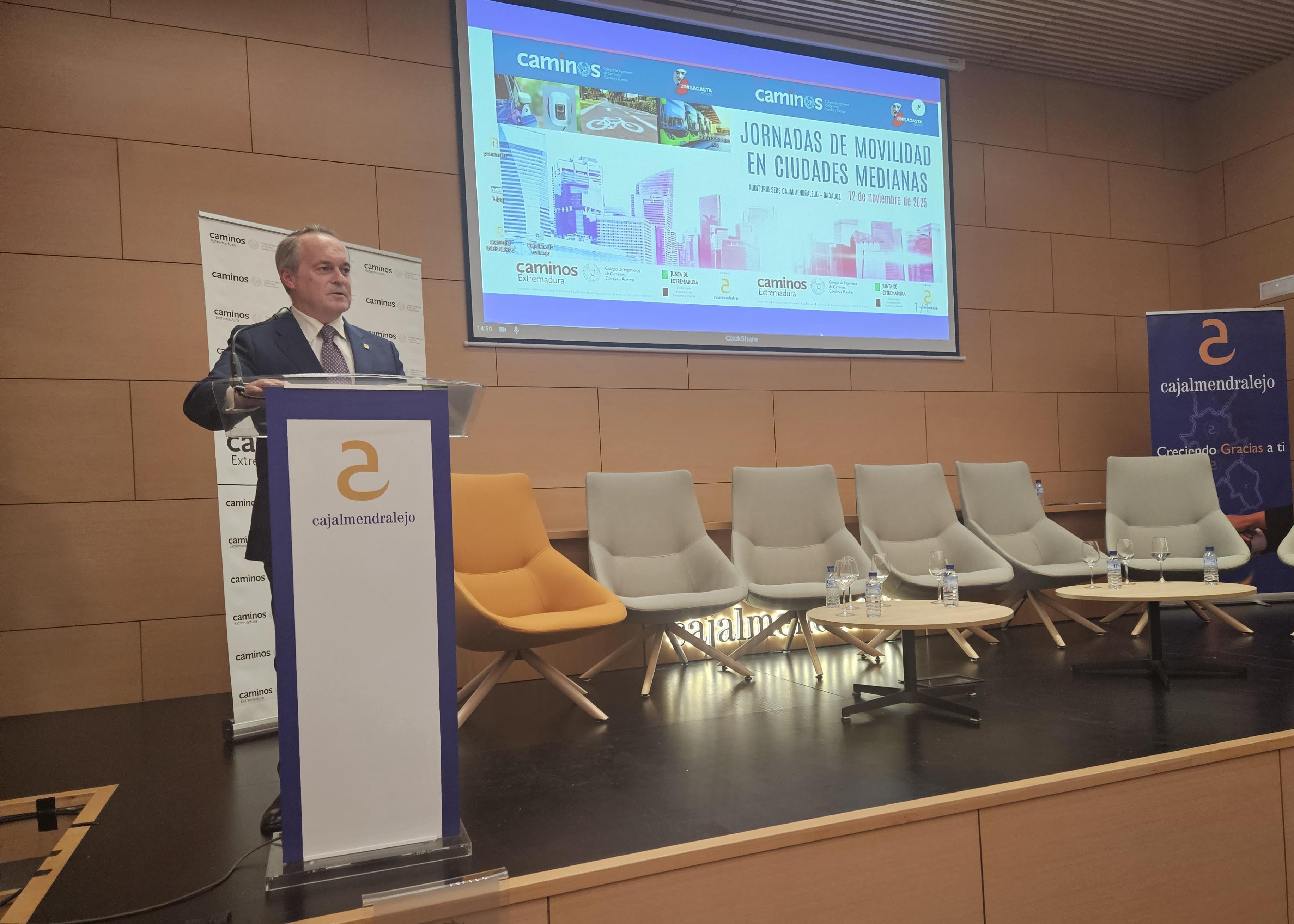 El consejero de Infraestructuras, Transporte y Vivienda, Manuel Martín Castizo, interviene.