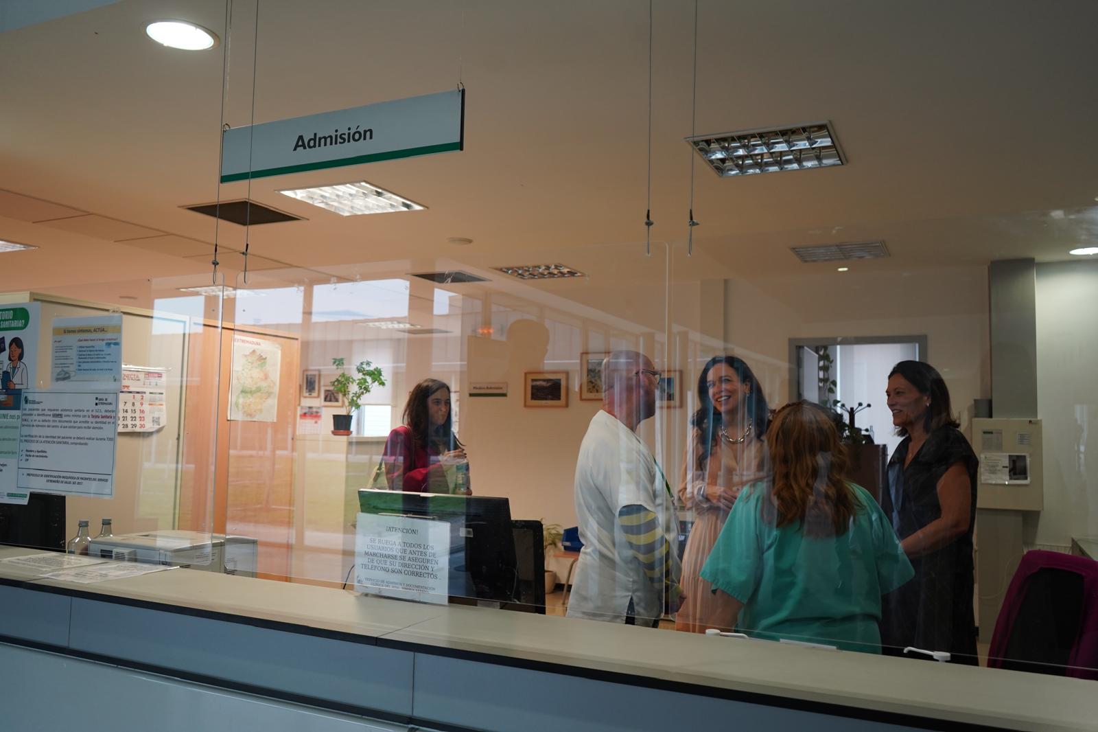 La consejera de Salud y Servicios Sociales, Sara Gª Espada, durante la visita.