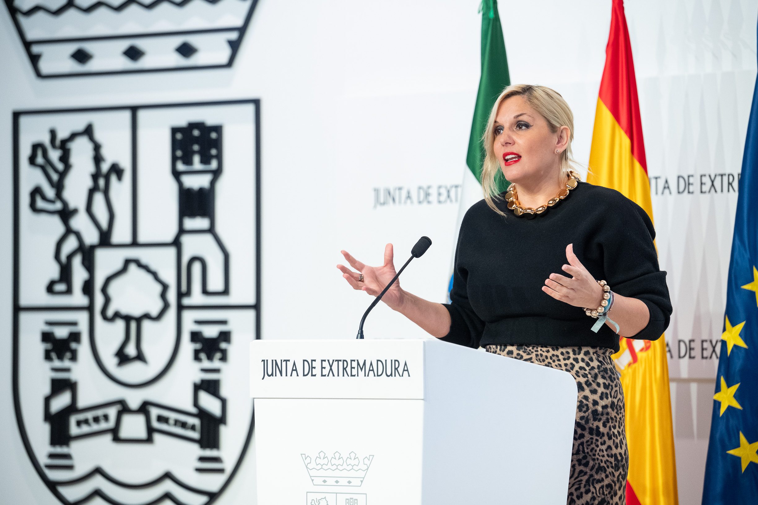 La portavoz de la Junta de Extremadura, Elena Manzano, durante la rueda de prensa.