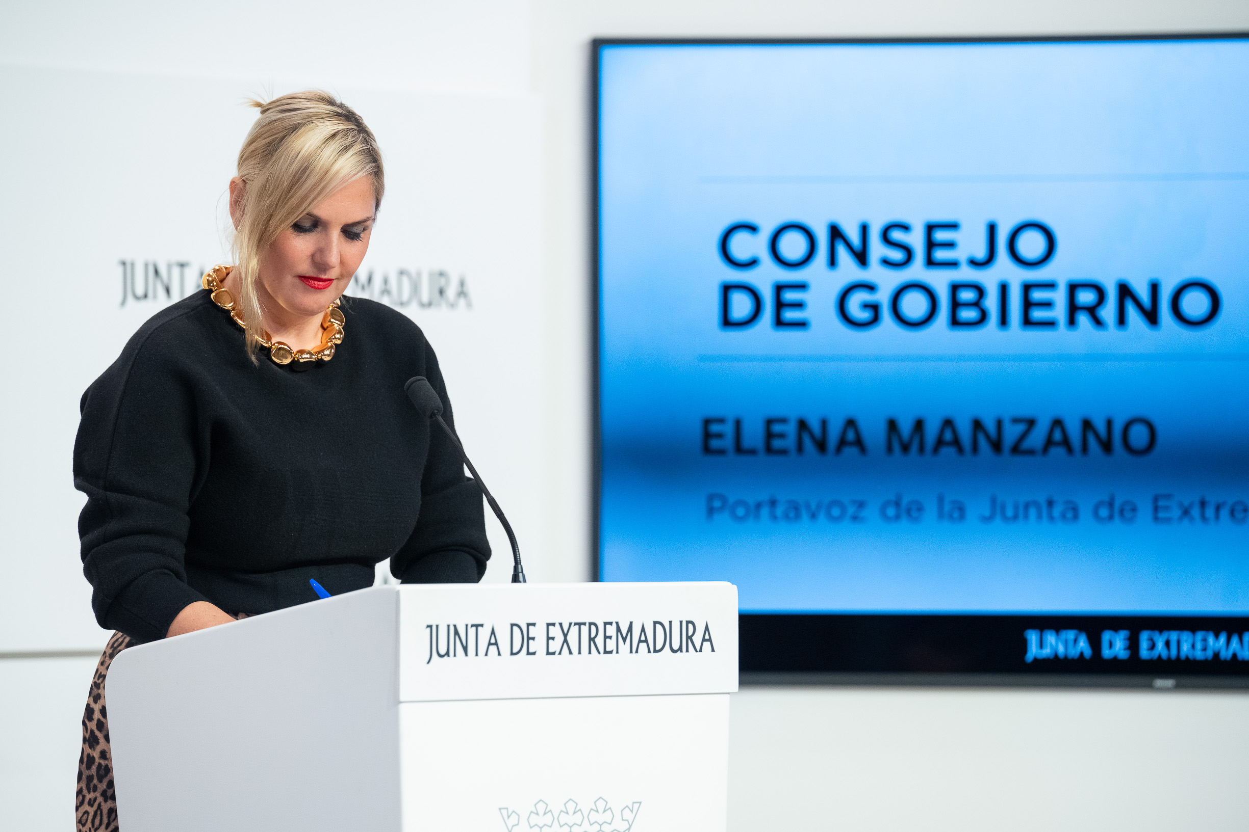 La portavoz de la Junta de Extremadura, Elena Manzano, durante la rueda de prensa.
