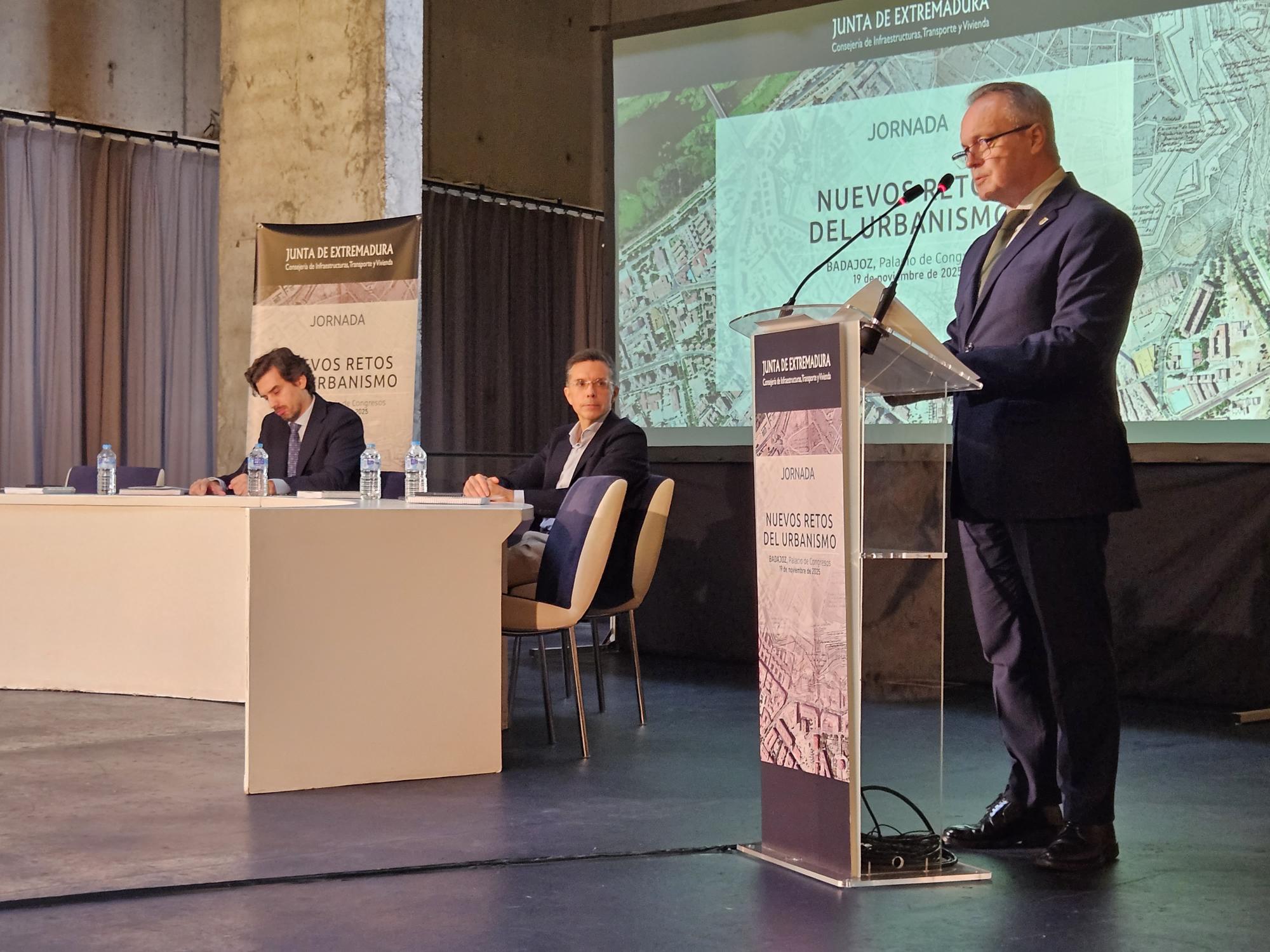 El consejero de Infraestructuras, Transporte y Vivienda, Manuel Martín Castizo, en la jornada.