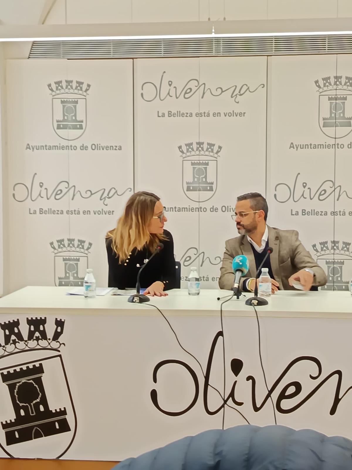La directora gerente de la empresa pública Urvipexsa, Marta Herrera, junto al alcalde de Olivenza.