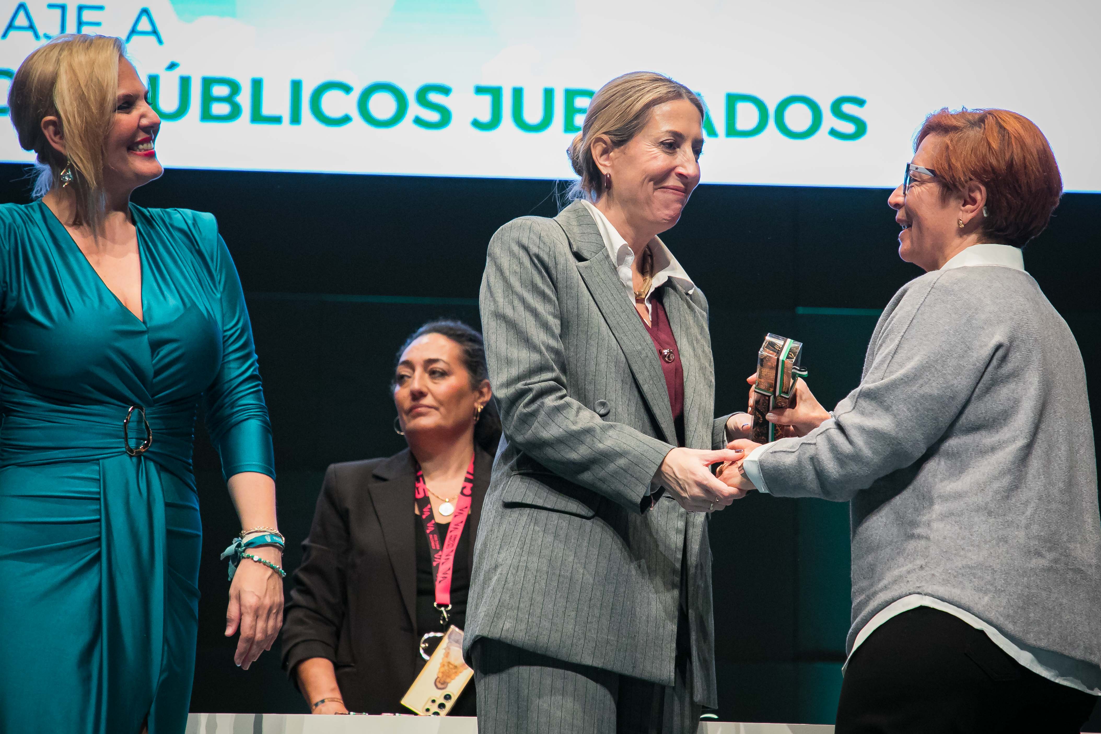 Presidenta entrega obsequio